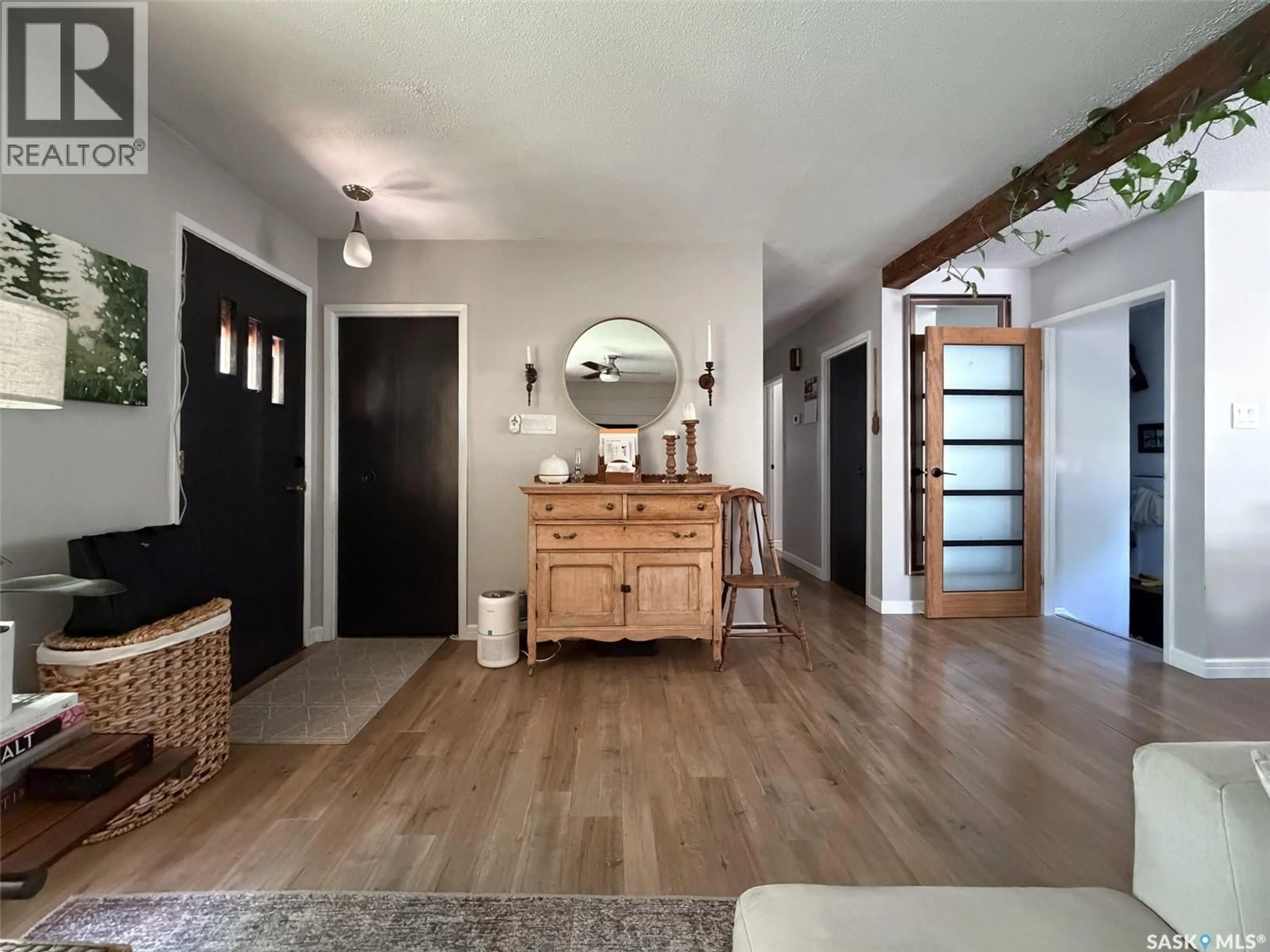 Indoor entryway for 386 4TH STREET, Shaunavon Saskatchewan S0N2M0