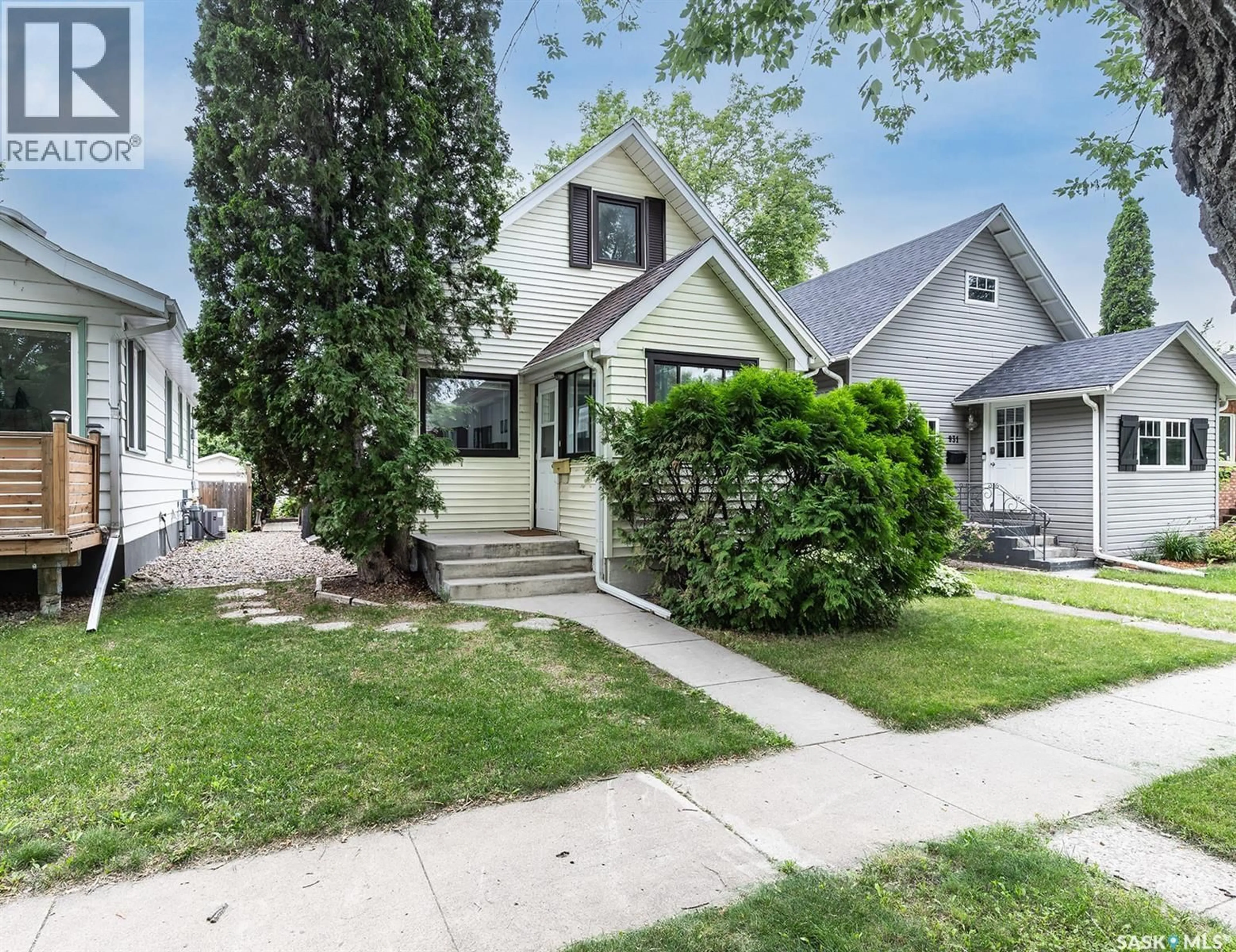 Home with vinyl exterior material, street for 929 9TH AVENUE, Saskatoon Saskatchewan S7K2Z3