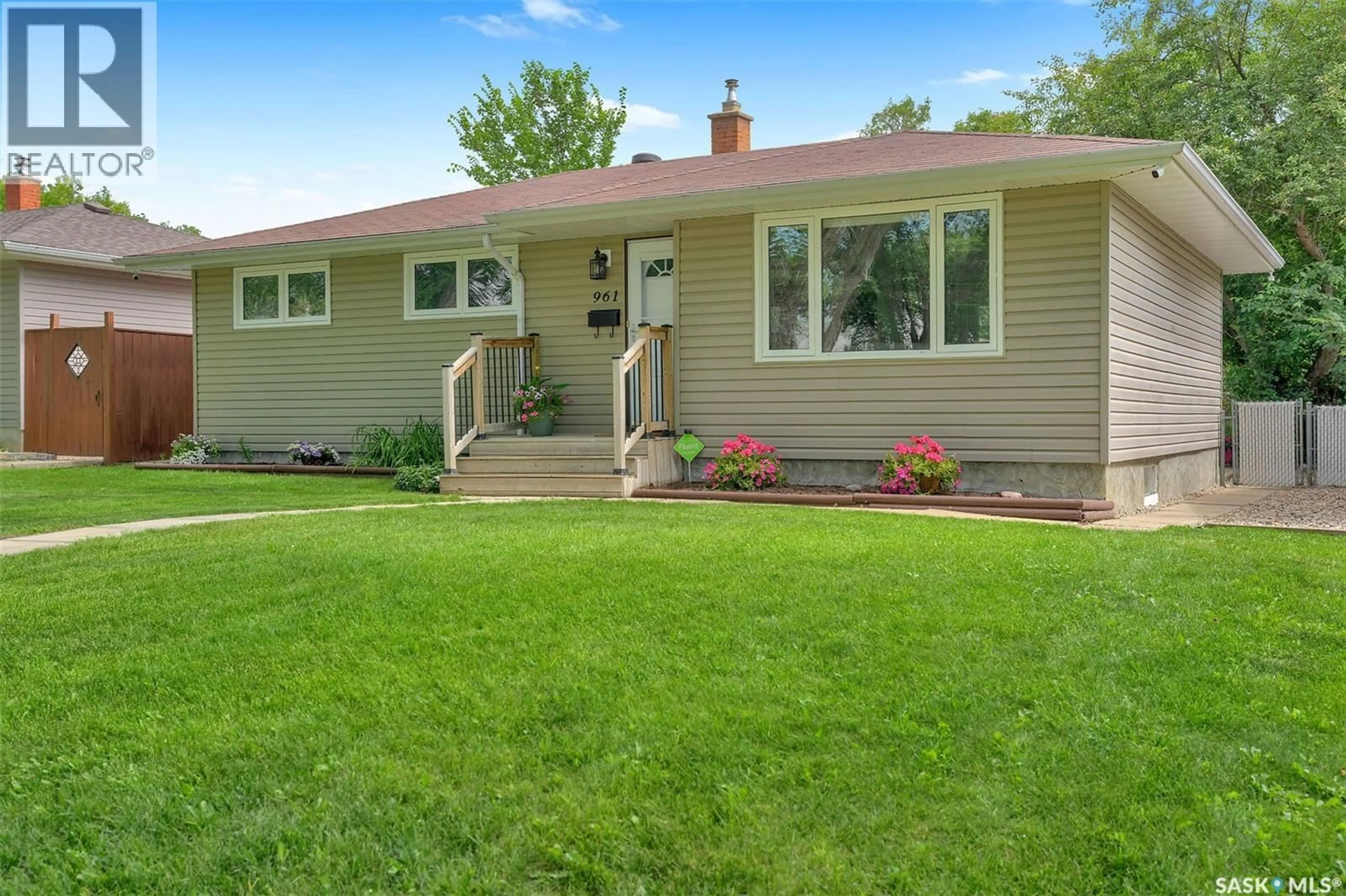 Home with vinyl exterior material, street for 961 GARRY STREET, Regina Saskatchewan S4T5R1