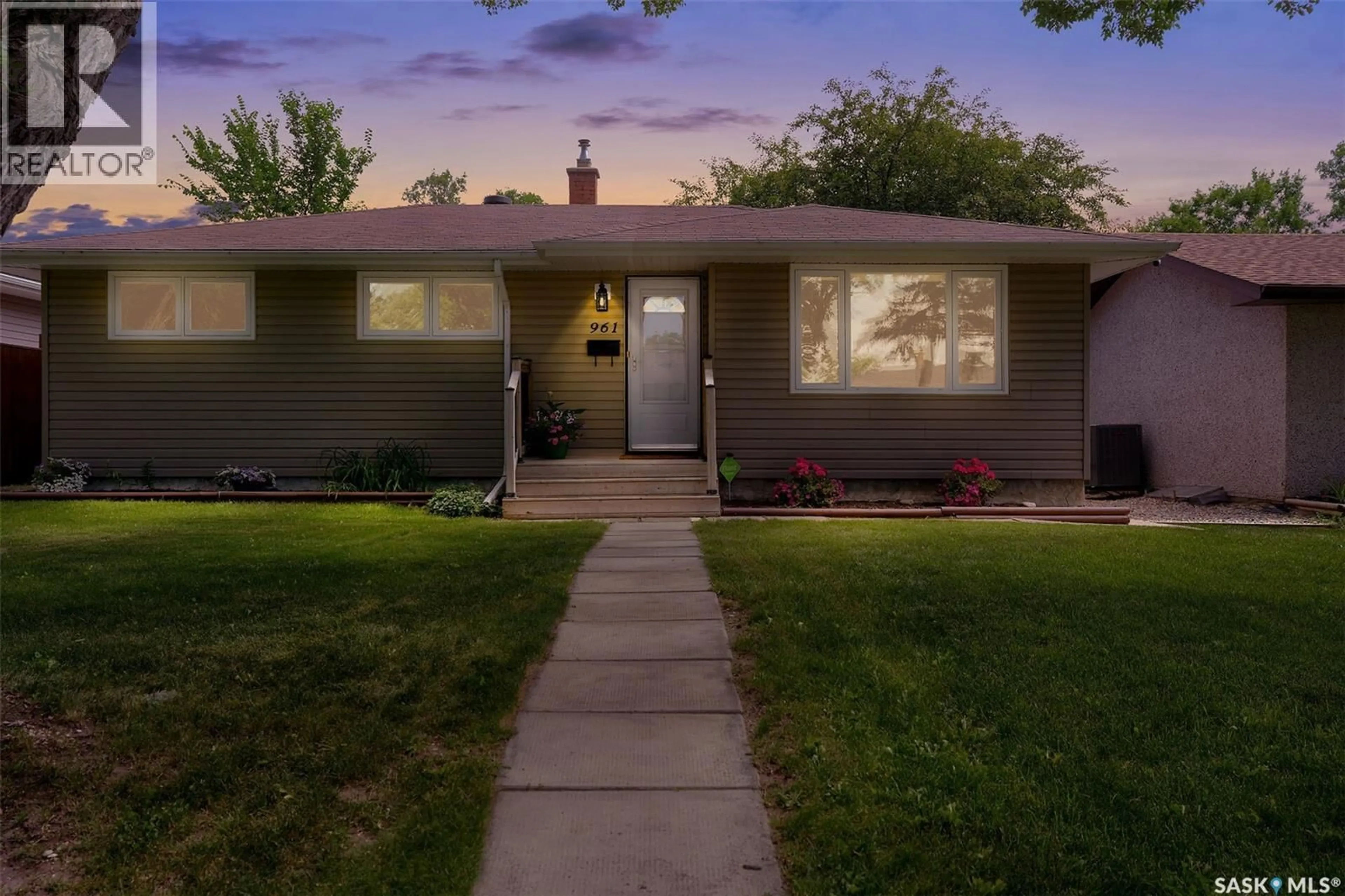 Home with vinyl exterior material, street for 961 GARRY STREET, Regina Saskatchewan S4T5R1