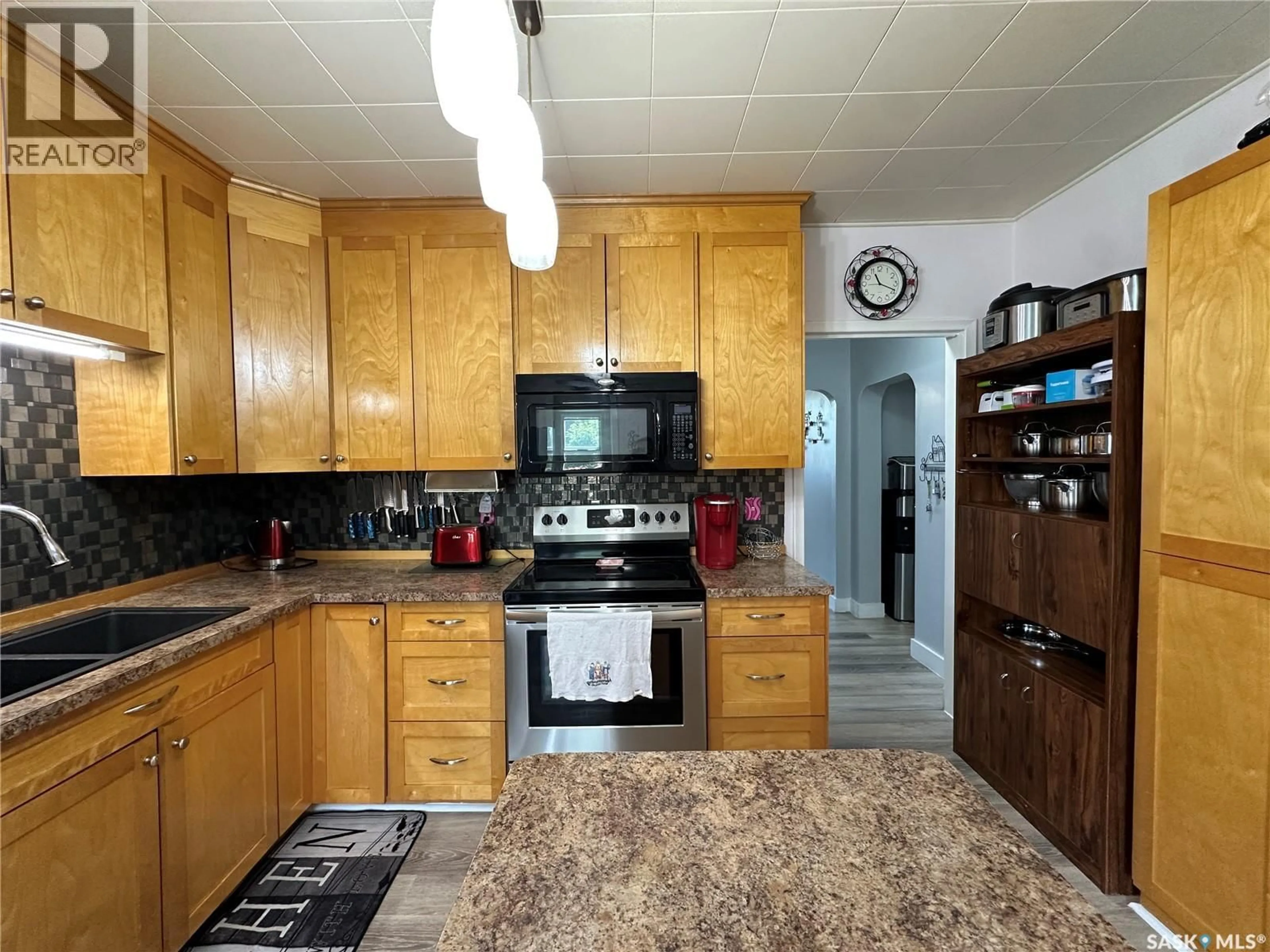 Standard kitchen, ceramic/tile floor for 124 TAYLOR STREET, Kamsack Saskatchewan S0A1S0