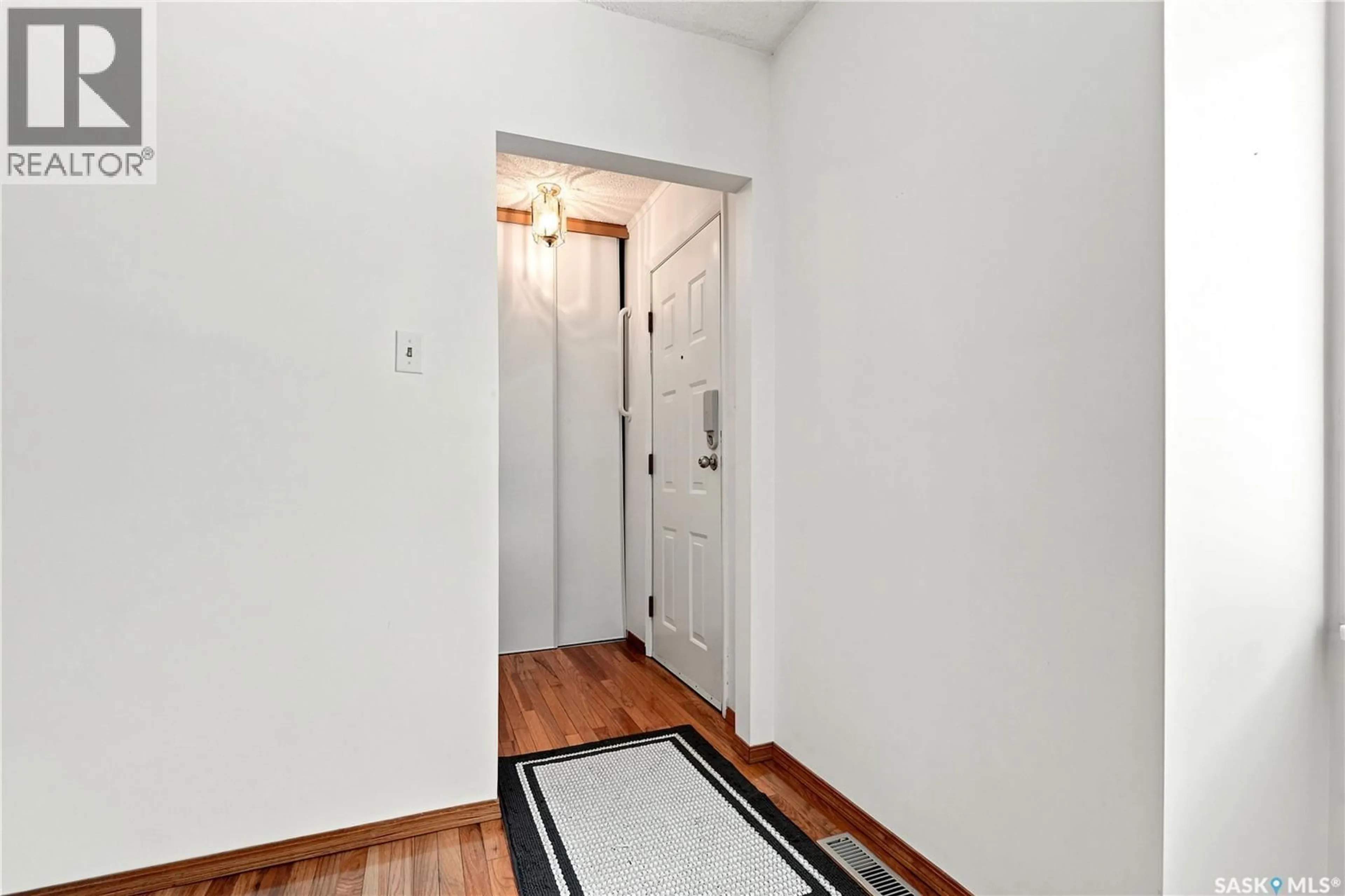 Indoor entryway for 818 5TH STREET, Saskatoon Saskatchewan S7H1G9