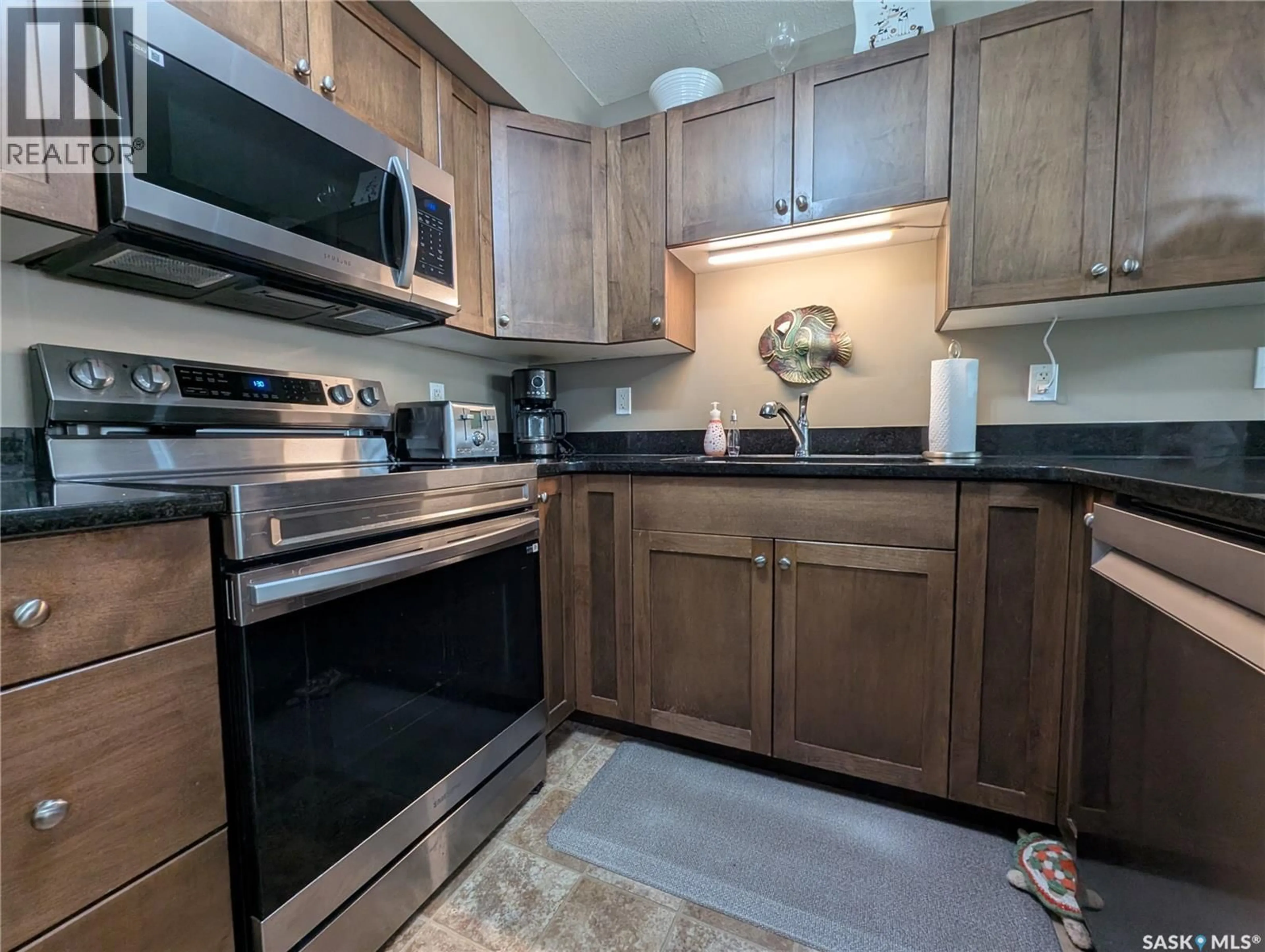 Standard kitchen, unknown for 111 150 PAWLYCHENKO LANE, Saskatoon Saskatchewan S7V0B4