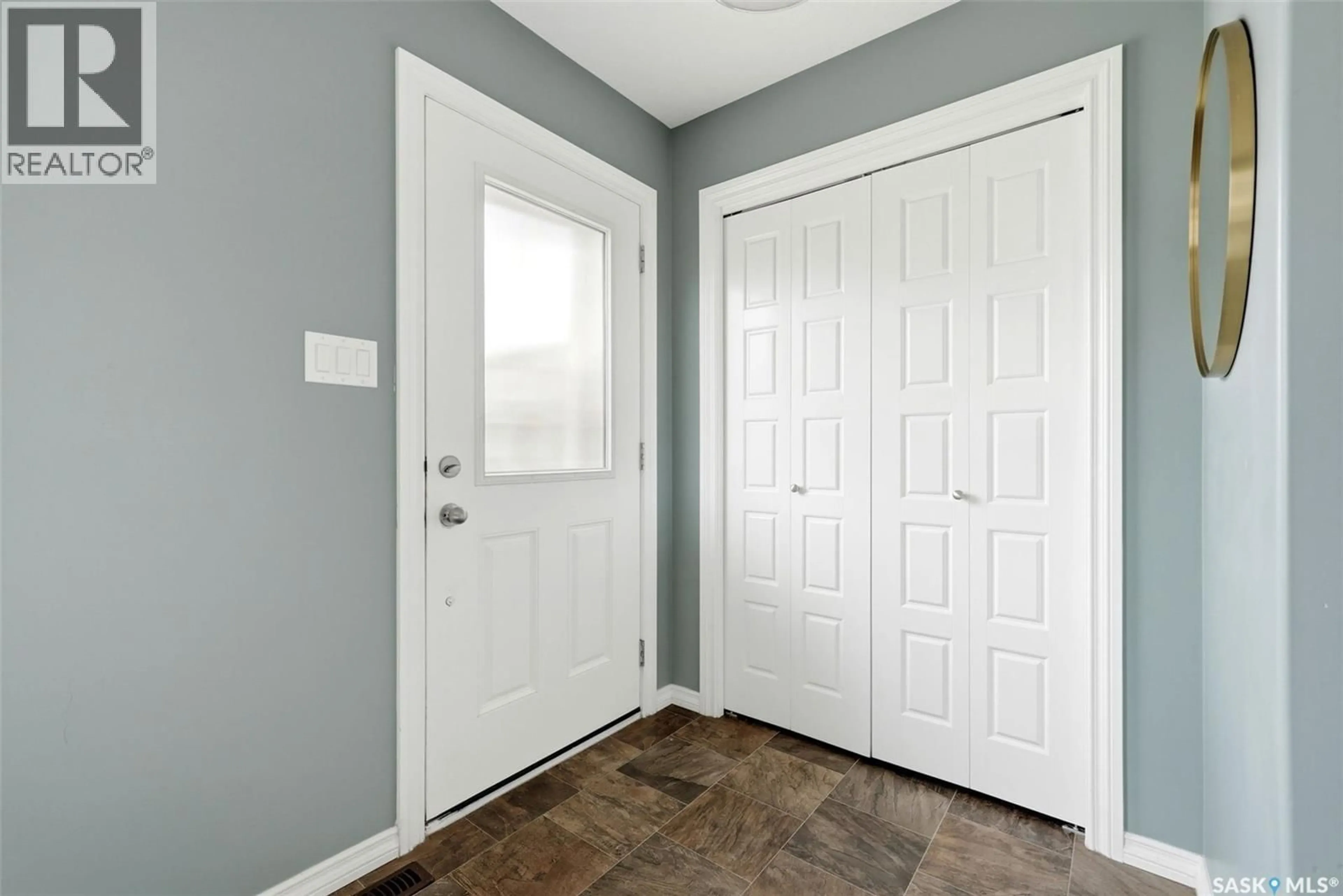 Indoor entryway for 143 1920 7TH AVENUE, Regina Saskatchewan S4N6M9