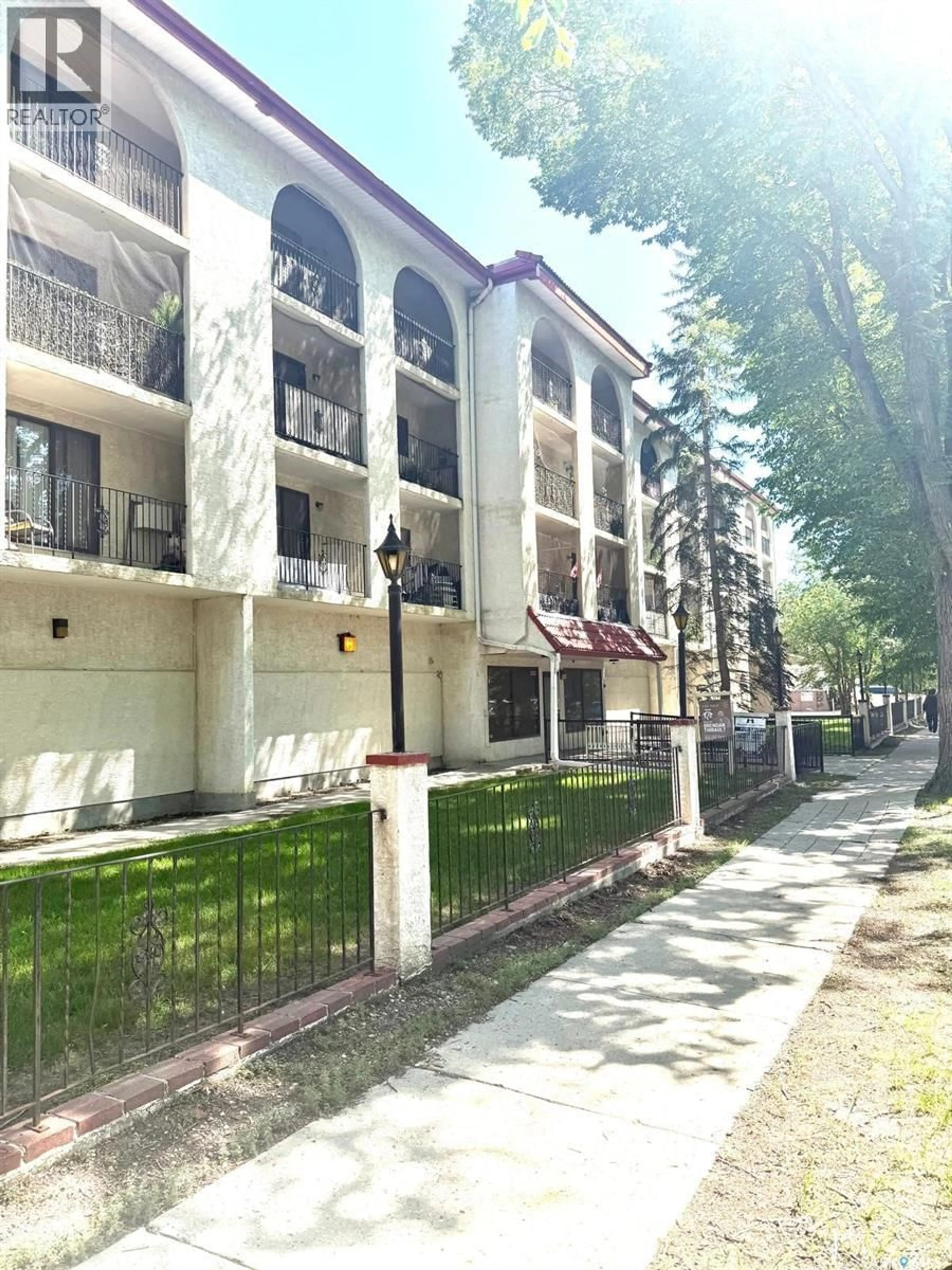 Patio, street for 404 2125 OSLER STREET, Regina Saskatchewan S4P4G9