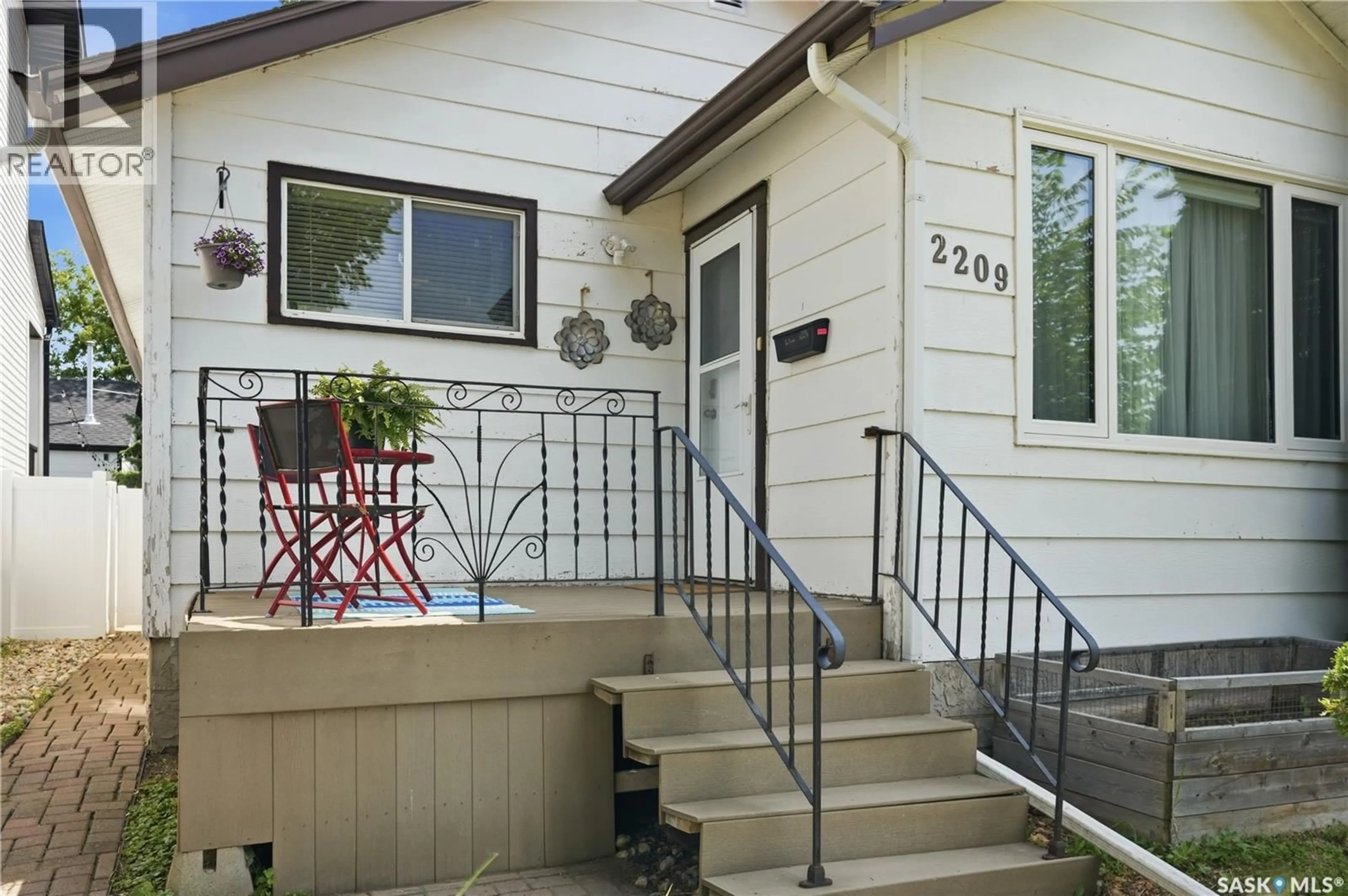 Unknown for 2209 QUEEN STREET, Regina Saskatchewan S4T4C6