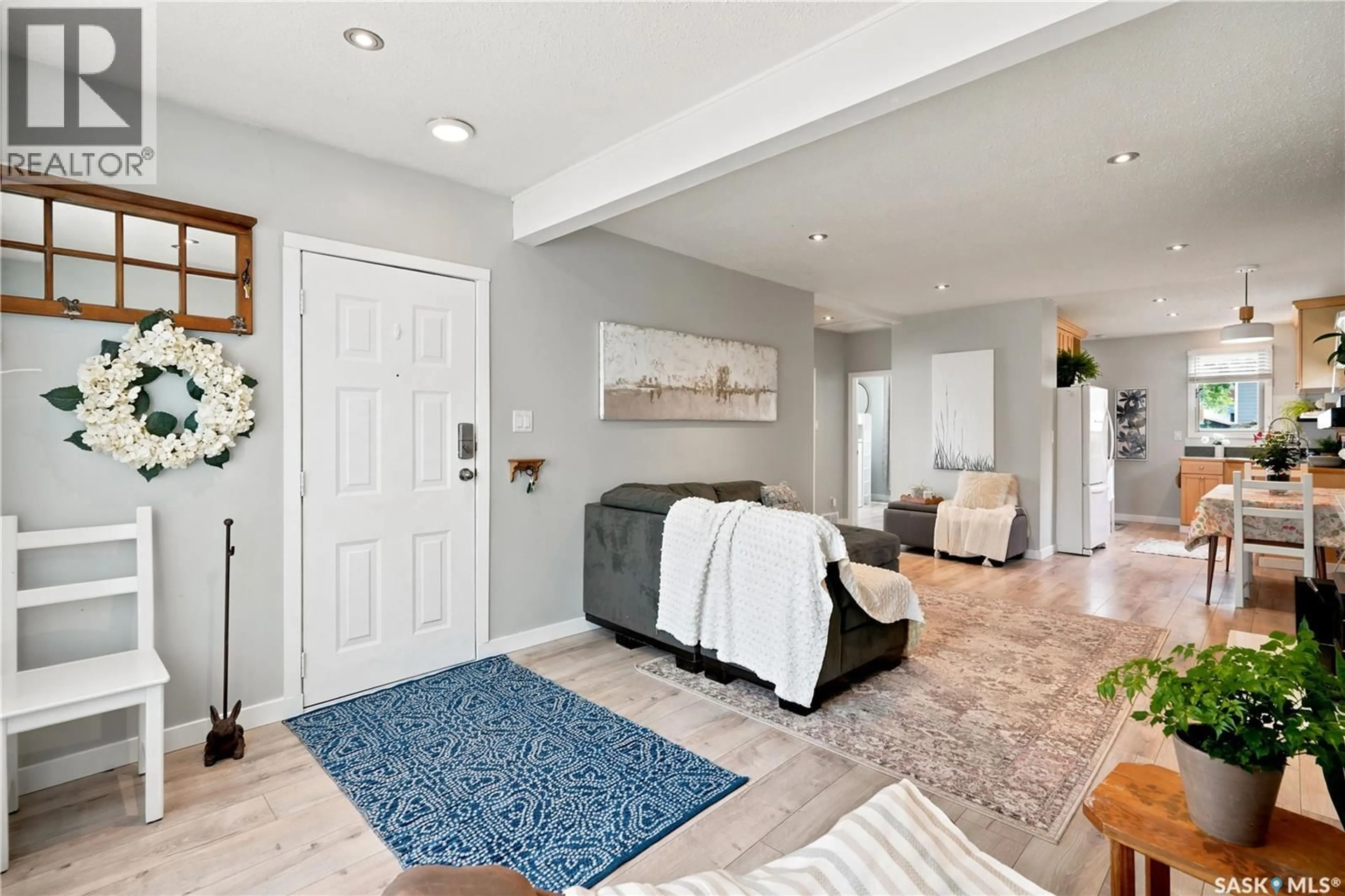 Indoor entryway for 2209 QUEEN STREET, Regina Saskatchewan S4T4C6