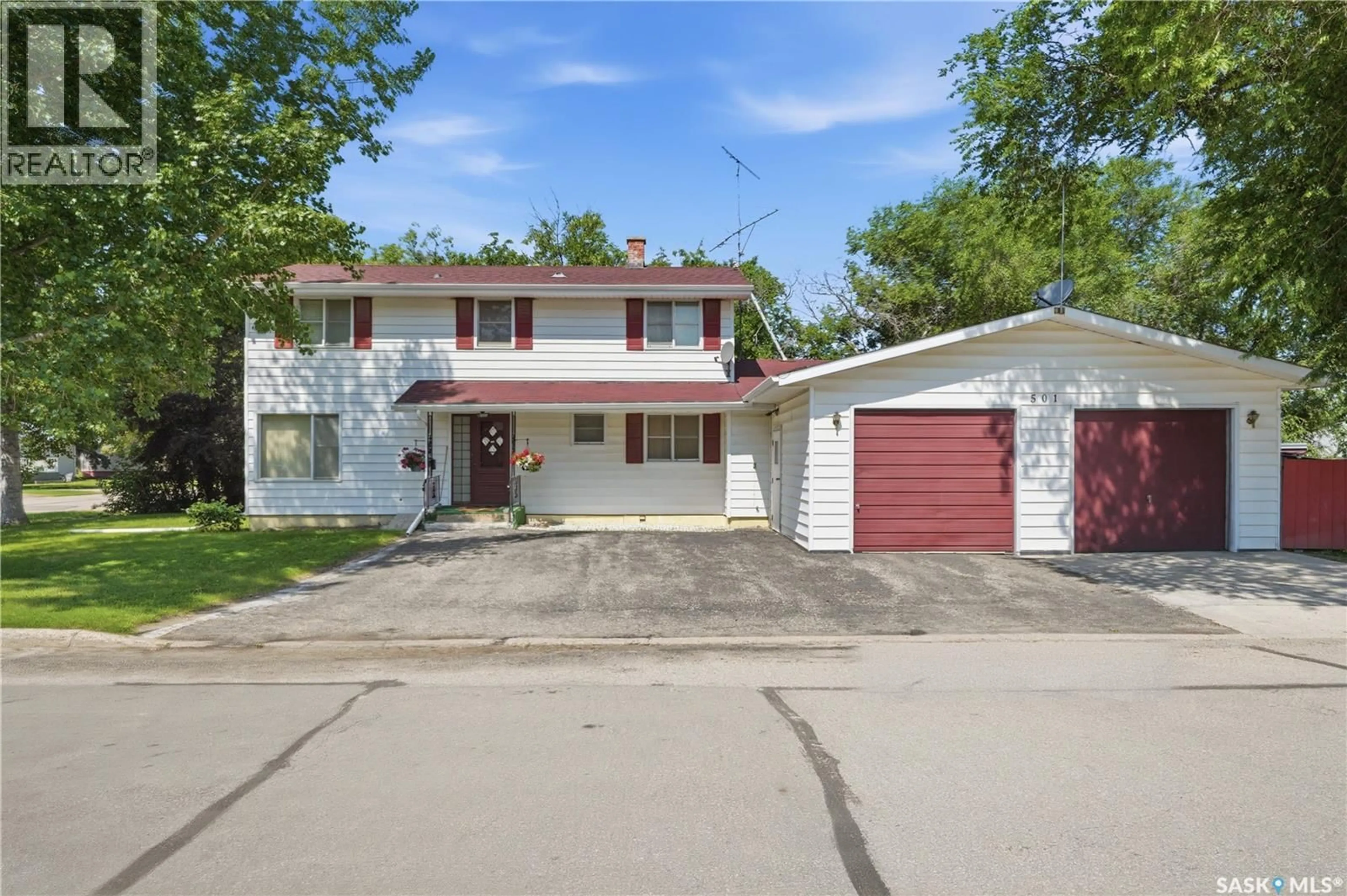 A pic from outside/outdoor area/front of a property/back of a property/a pic from drone, street for 501 3RD STREET, Watrous Saskatchewan S0K4T0