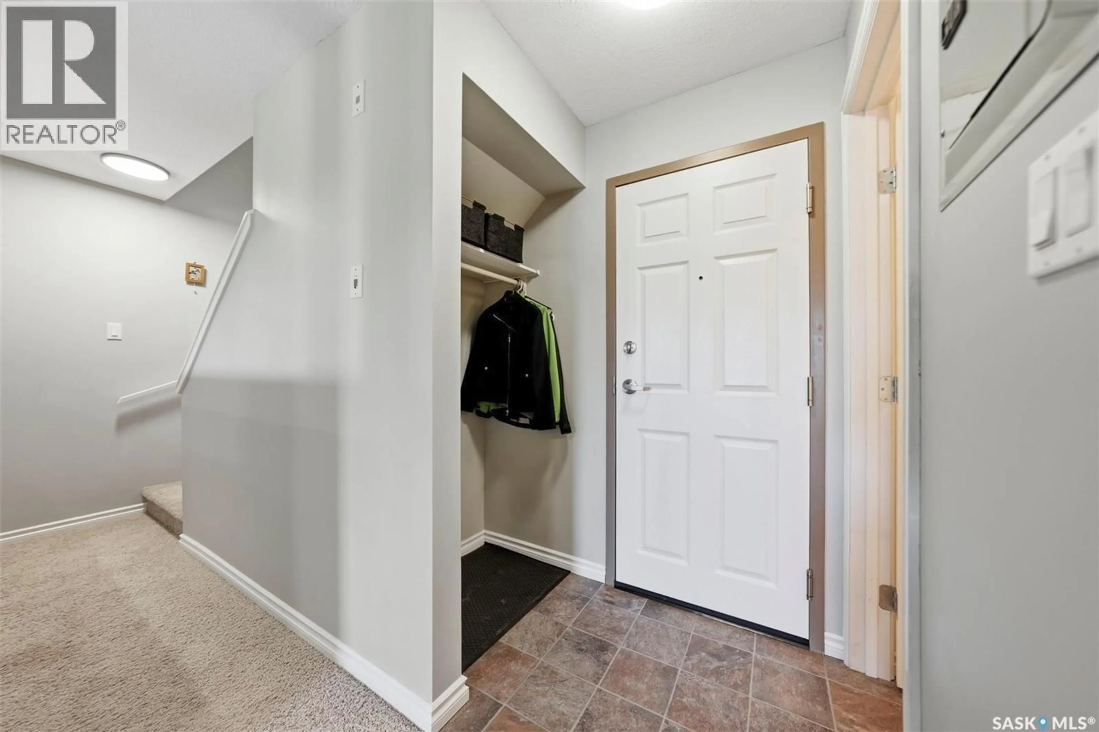 Indoor entryway for 203 - 515 28TH STREET, Prince Albert Saskatchewan S6V1X8
