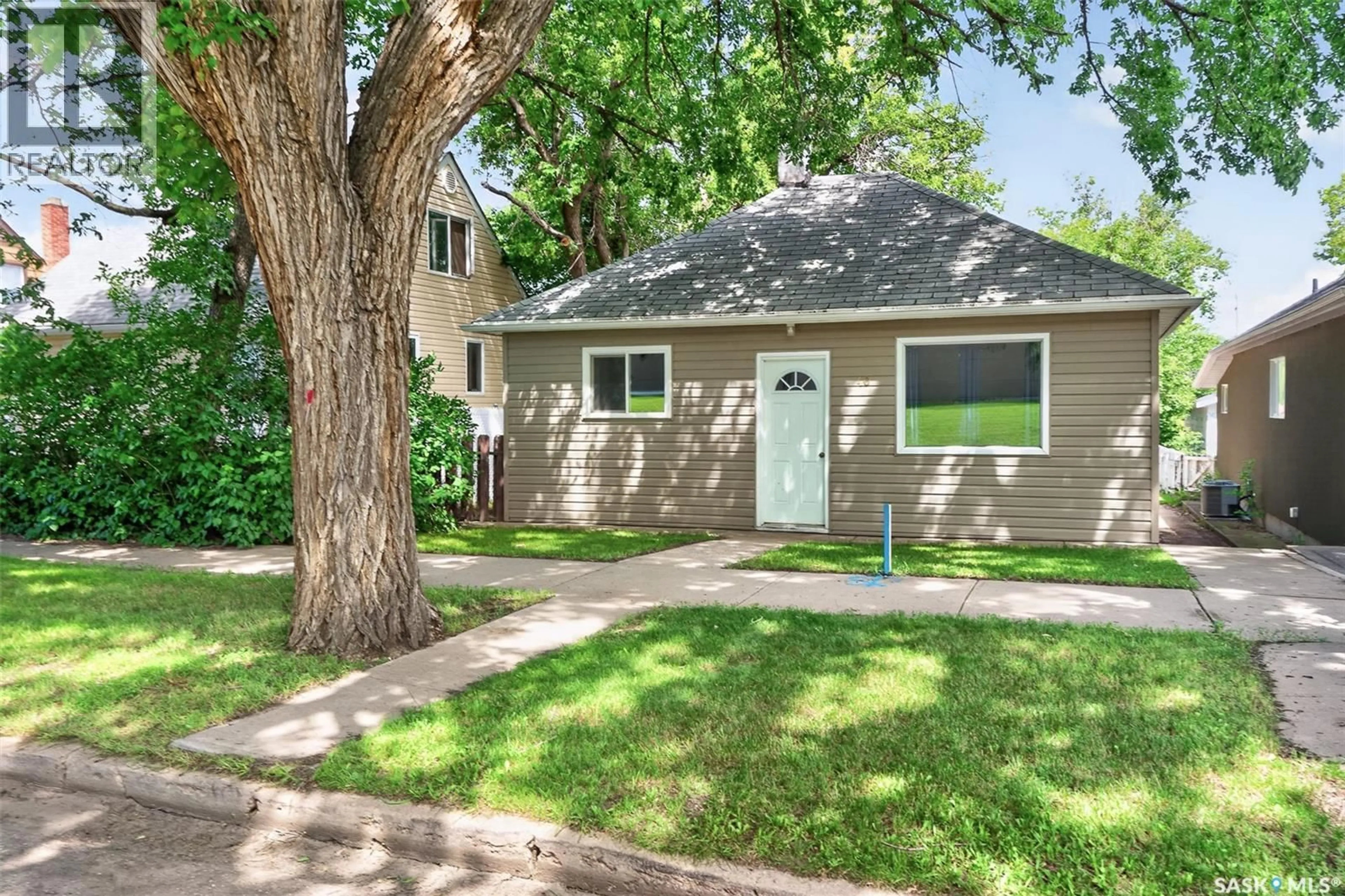 Home with vinyl exterior material, street for 40 IROQUOIS STREET, Moose Jaw Saskatchewan S6H4S8