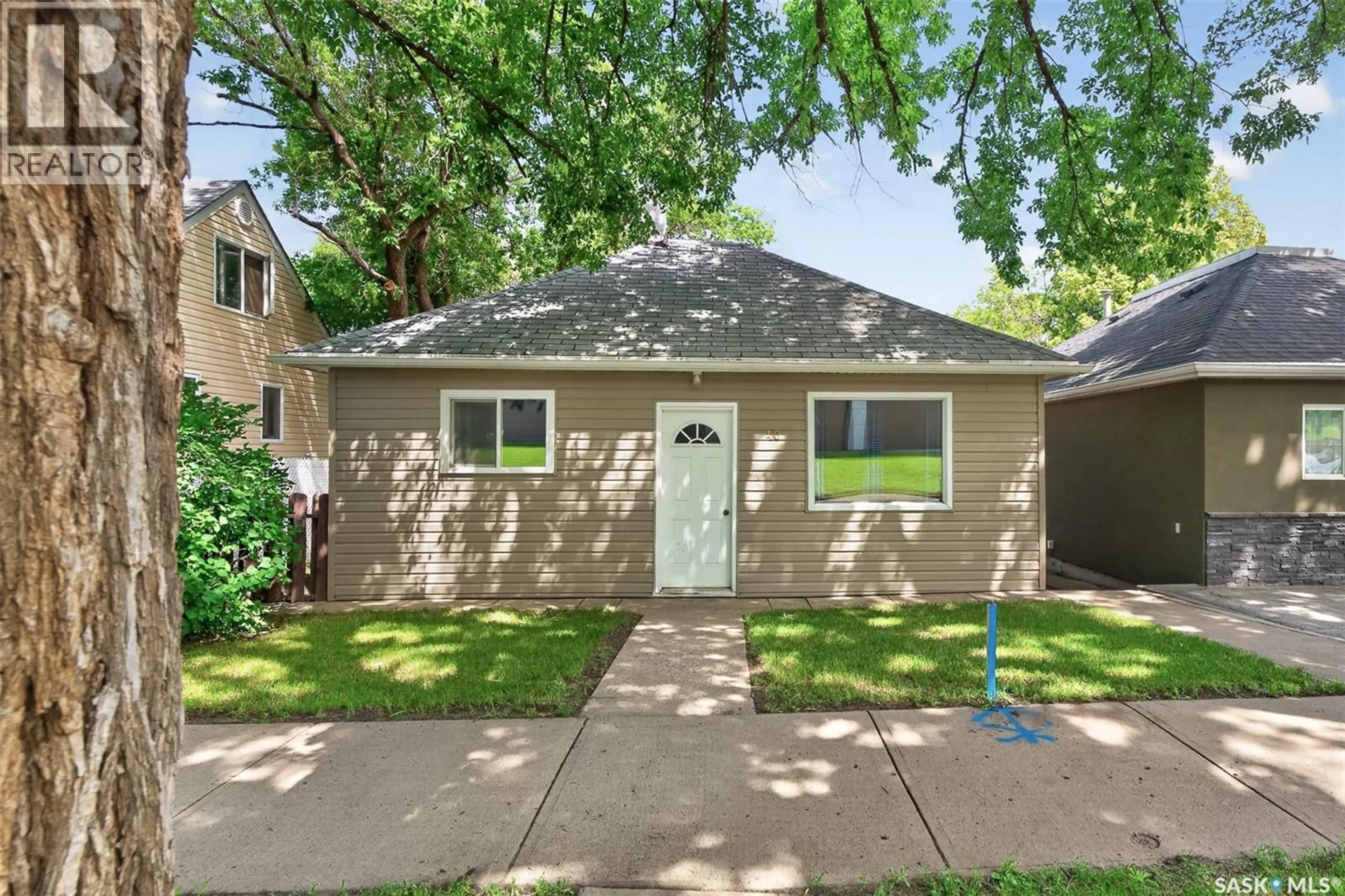 Home with vinyl exterior material, street for 40 IROQUOIS STREET, Moose Jaw Saskatchewan S6H4S8