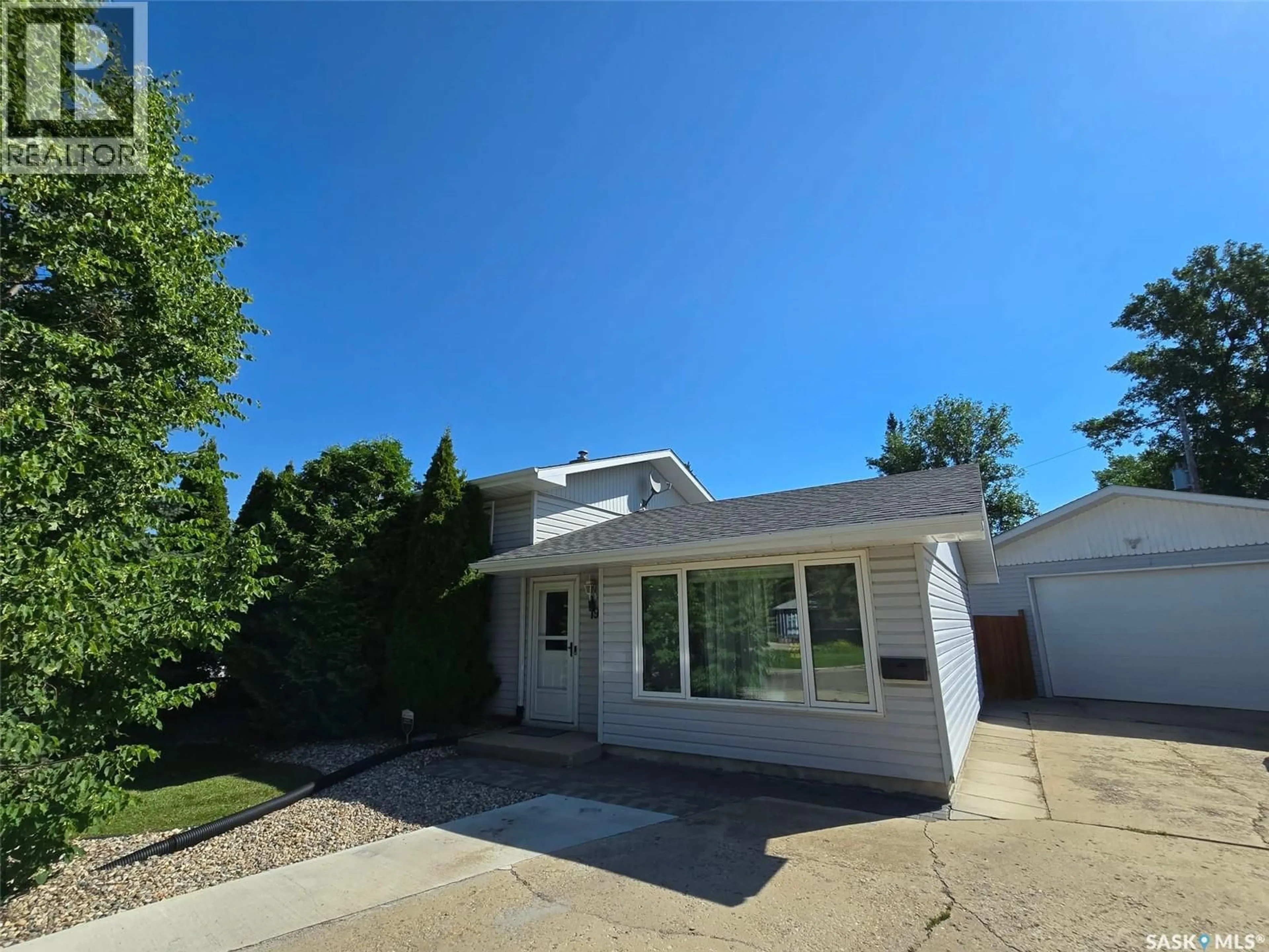 Home with vinyl exterior material, street for 19 SAMPSON PLACE, Regina Saskatchewan S4R4R5