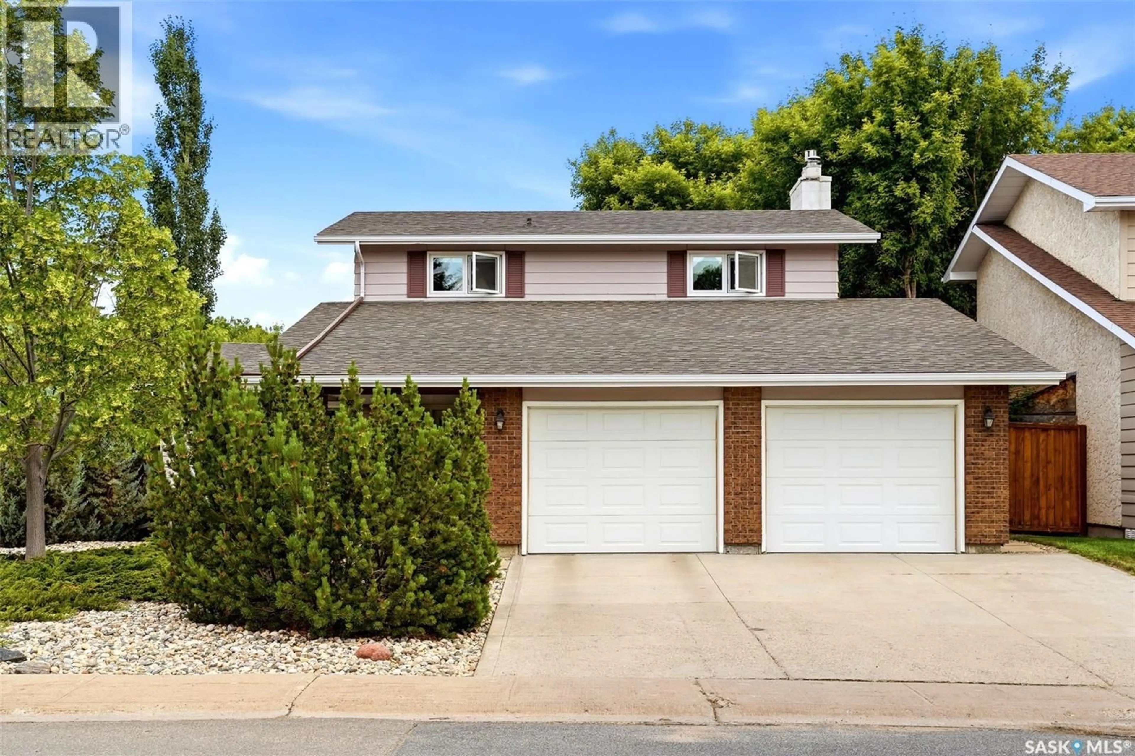 Home with vinyl exterior material, street for 118 LINCOLN DRIVE, Regina Saskatchewan S4S6R3