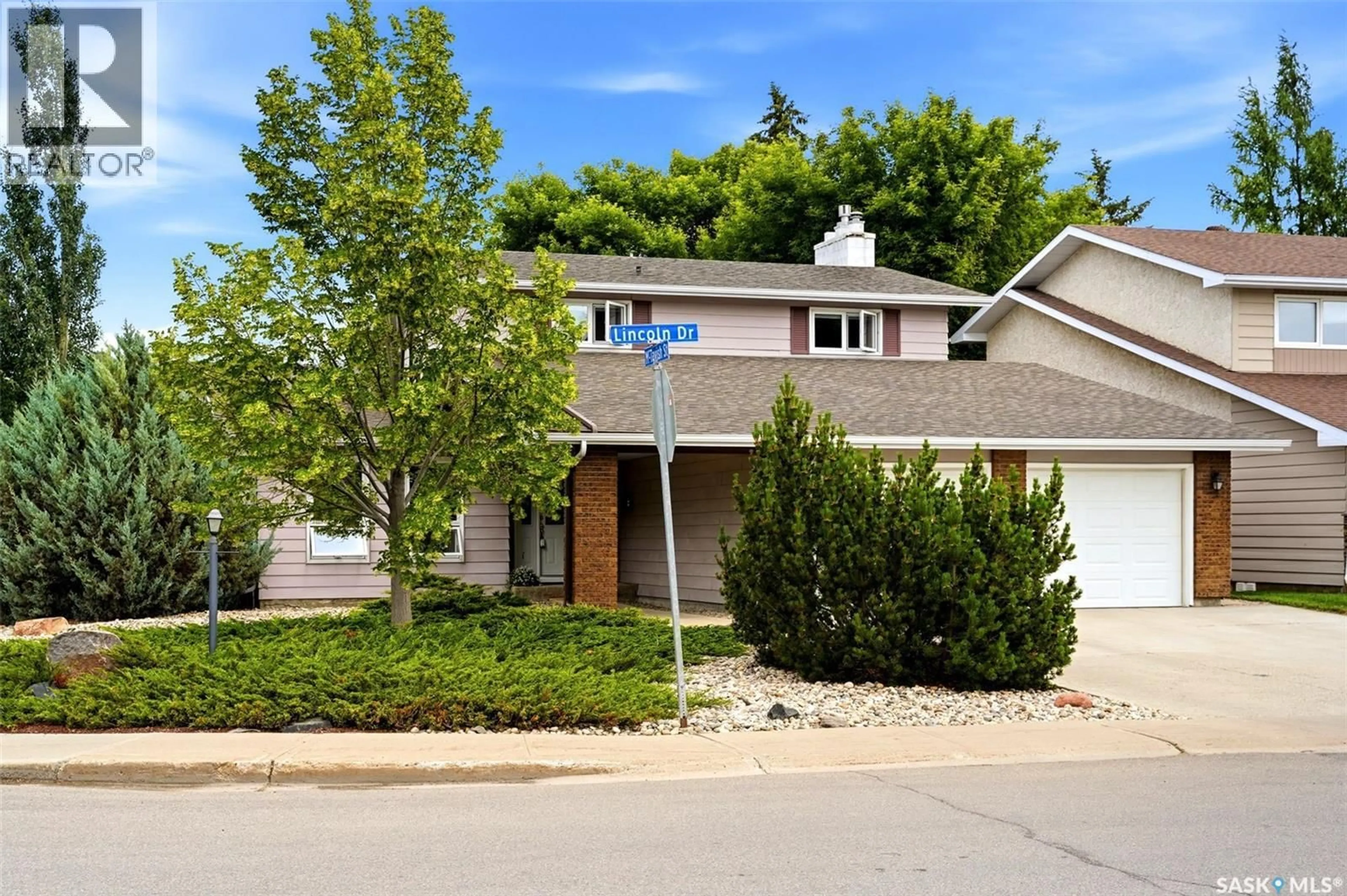 Home with vinyl exterior material, street for 118 LINCOLN DRIVE, Regina Saskatchewan S4S6R3