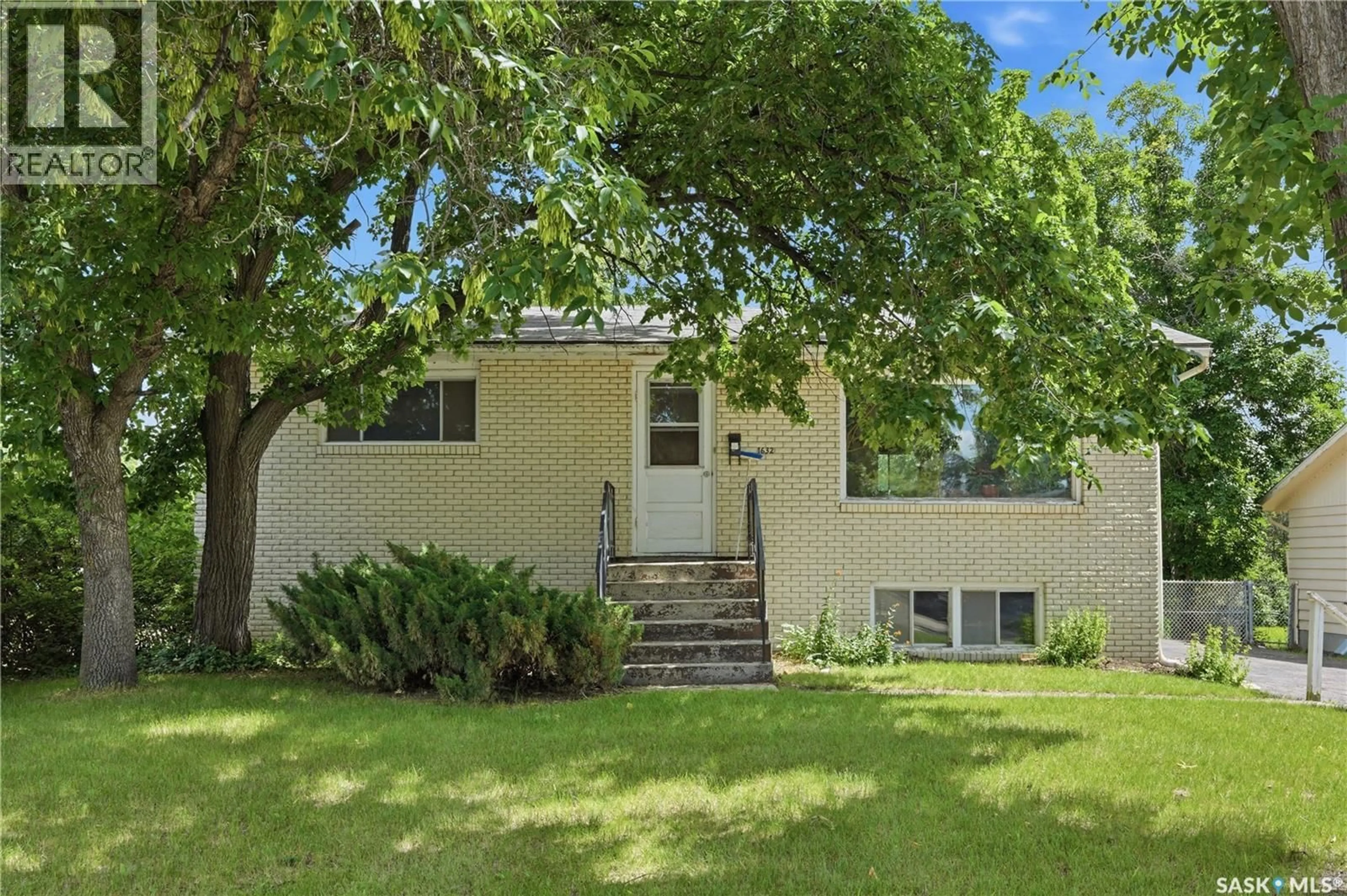 Home with vinyl exterior material, street for 1632 9TH AVENUE, Saskatoon Saskatchewan S7K3A1