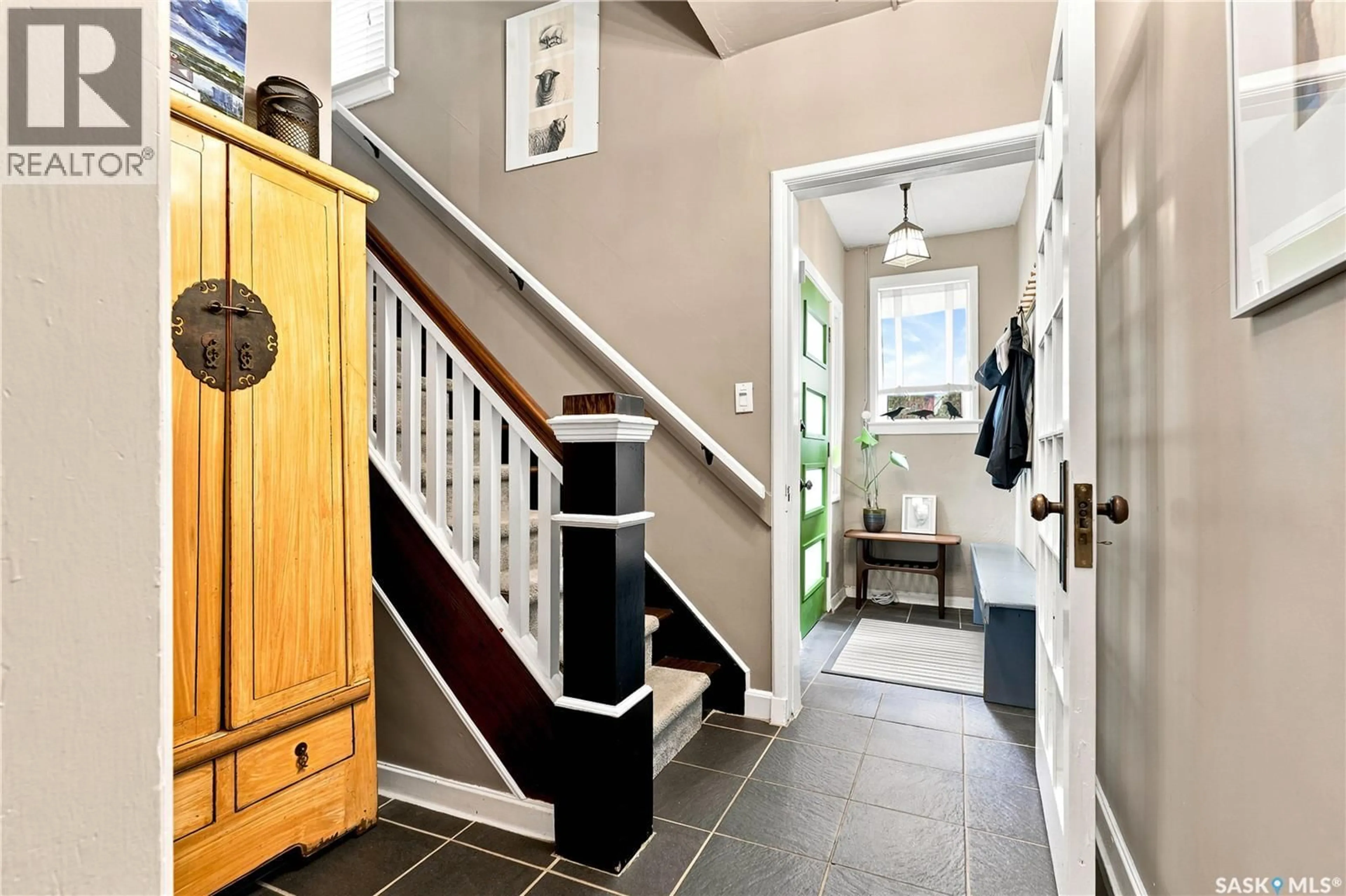 Indoor entryway for 627 12TH STREET, Saskatoon Saskatchewan S7N0H3