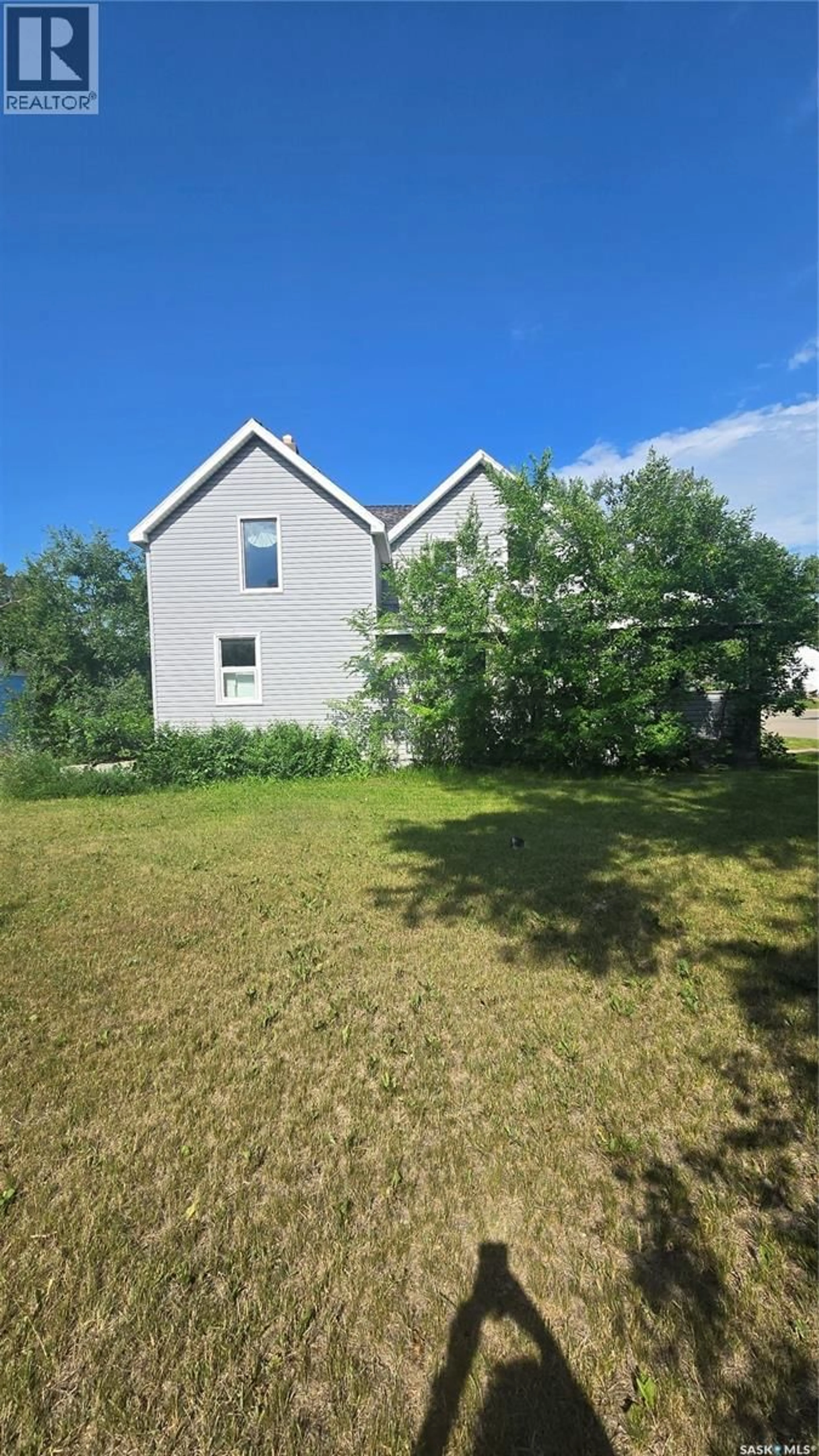 A pic from outside/outdoor area/front of a property/back of a property/a pic from drone, building for 816 PACIFIC AVENUE, Carnduff Saskatchewan S0C0S0