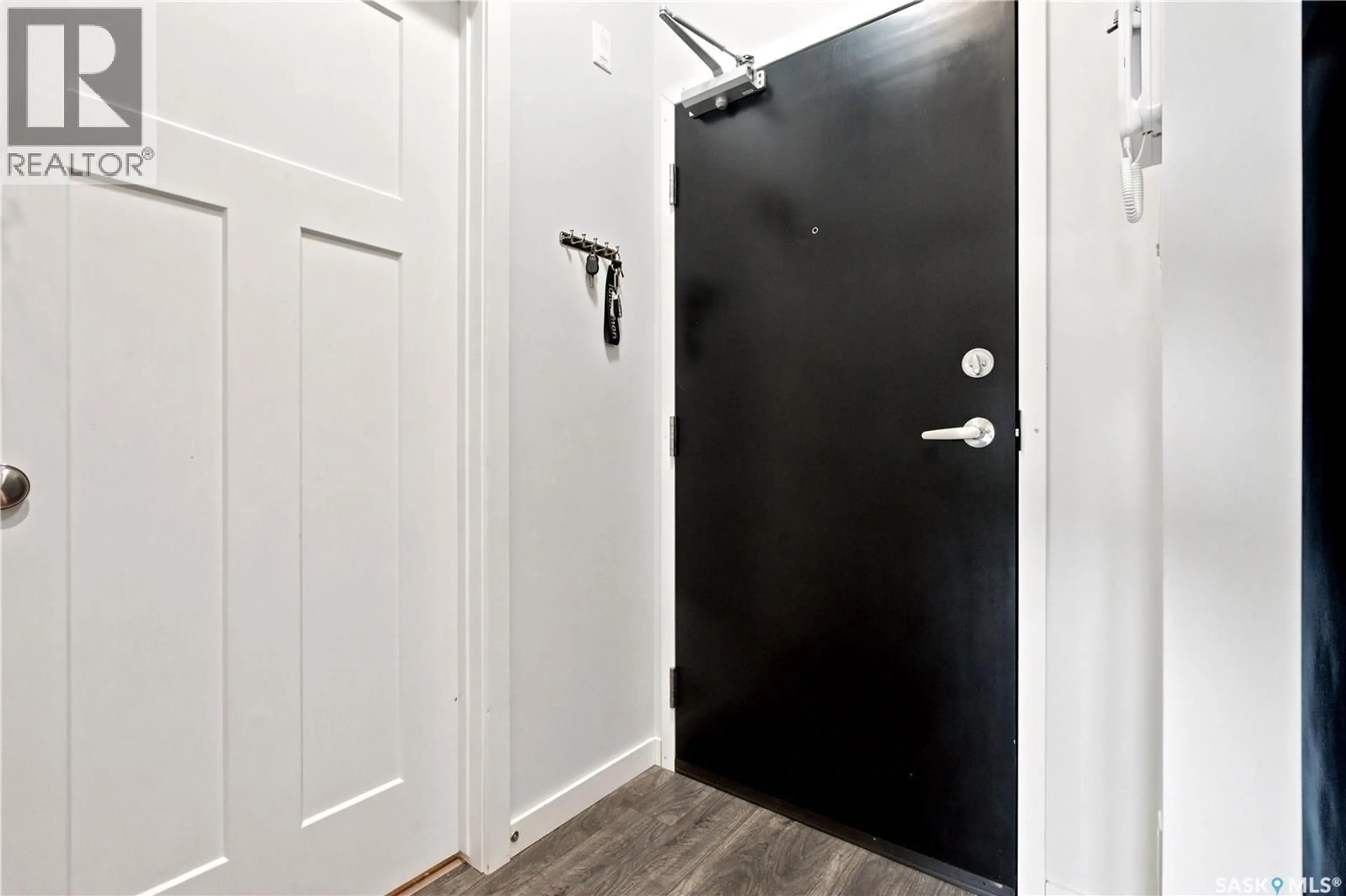 Indoor entryway for 545 - 214 HASSARD CLOSE, Saskatoon Saskatchewan S7L6V3
