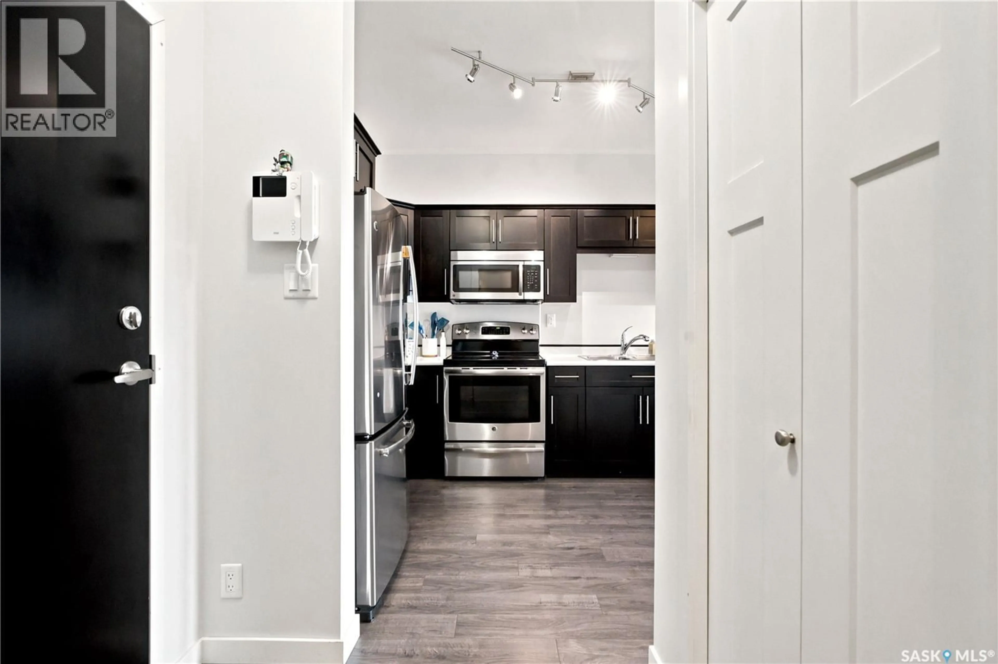 Standard kitchen, unknown for 545 - 214 HASSARD CLOSE, Saskatoon Saskatchewan S7L6V3