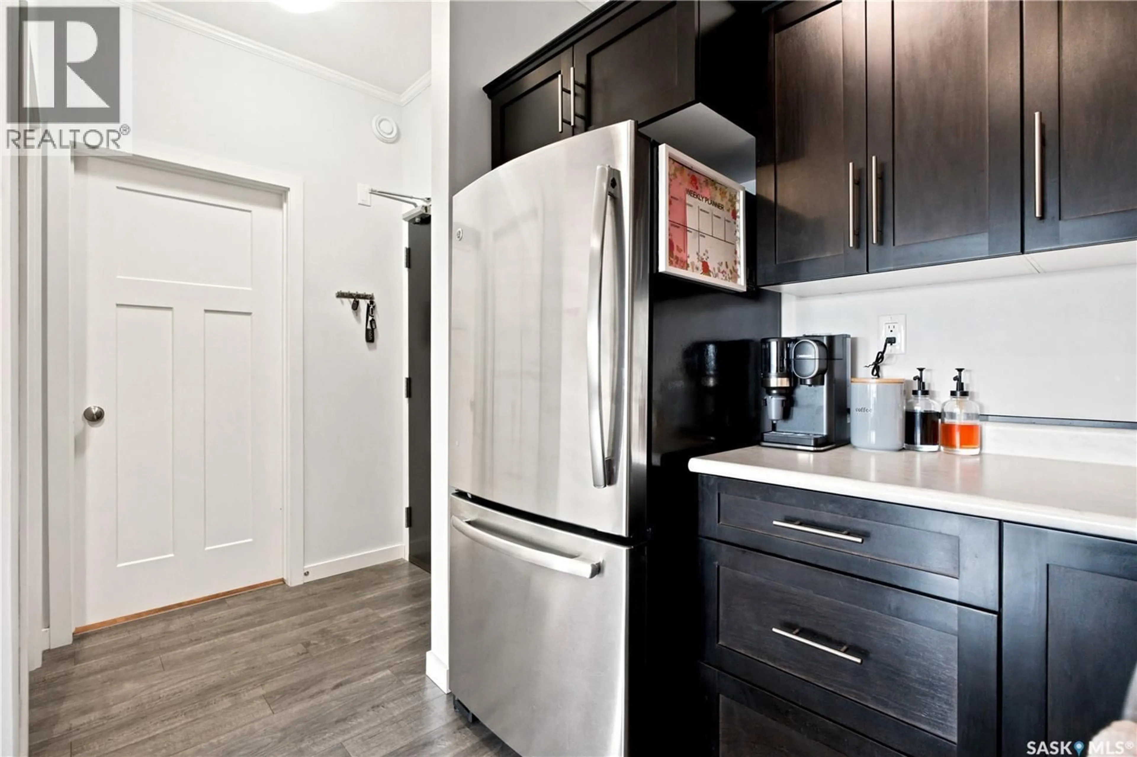 Standard kitchen, unknown for 545 - 214 HASSARD CLOSE, Saskatoon Saskatchewan S7L6V3