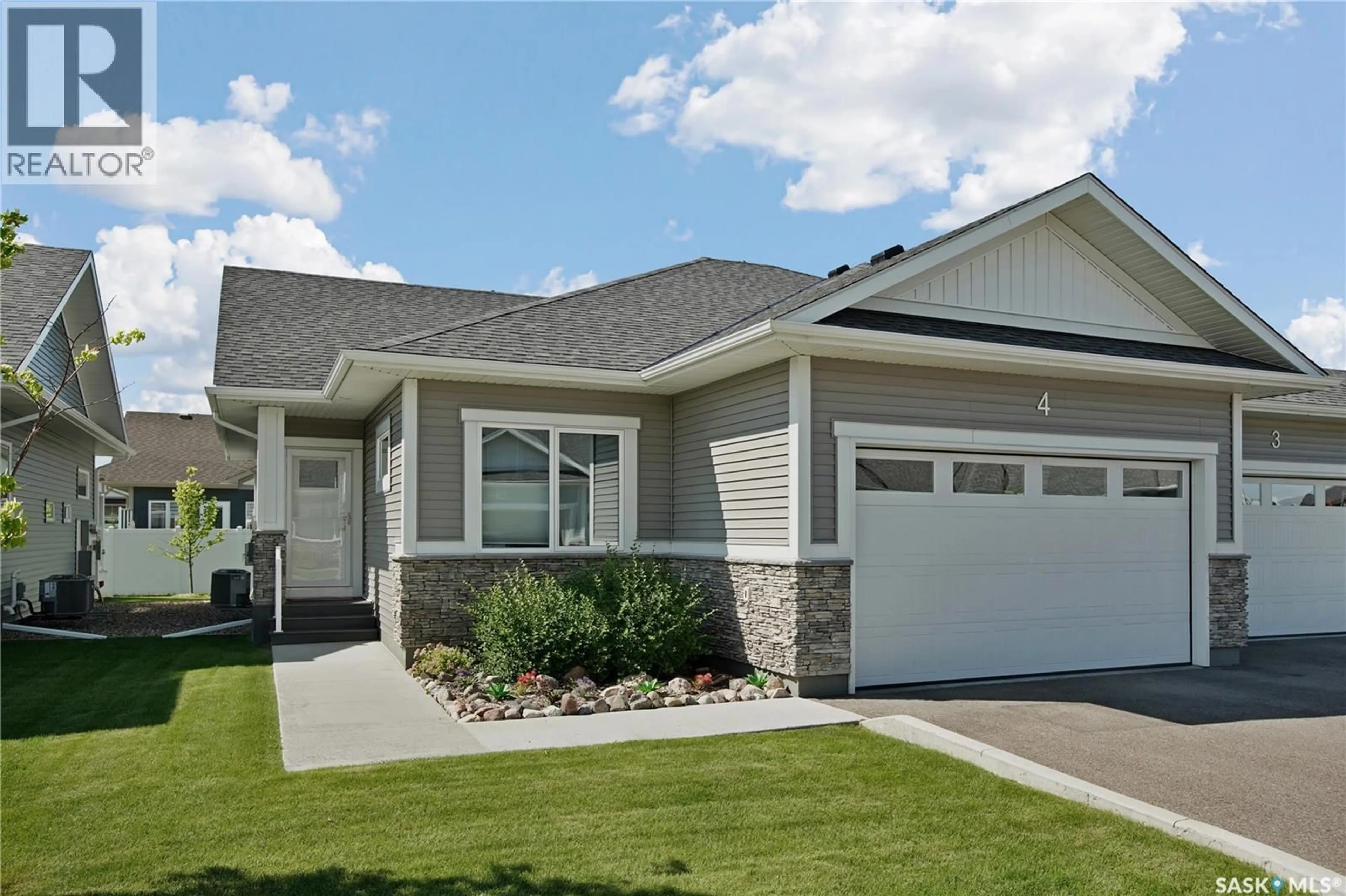 Home with vinyl exterior material, street for 4 437 PALMER CRESCENT, Warman Saskatchewan S0K4S1