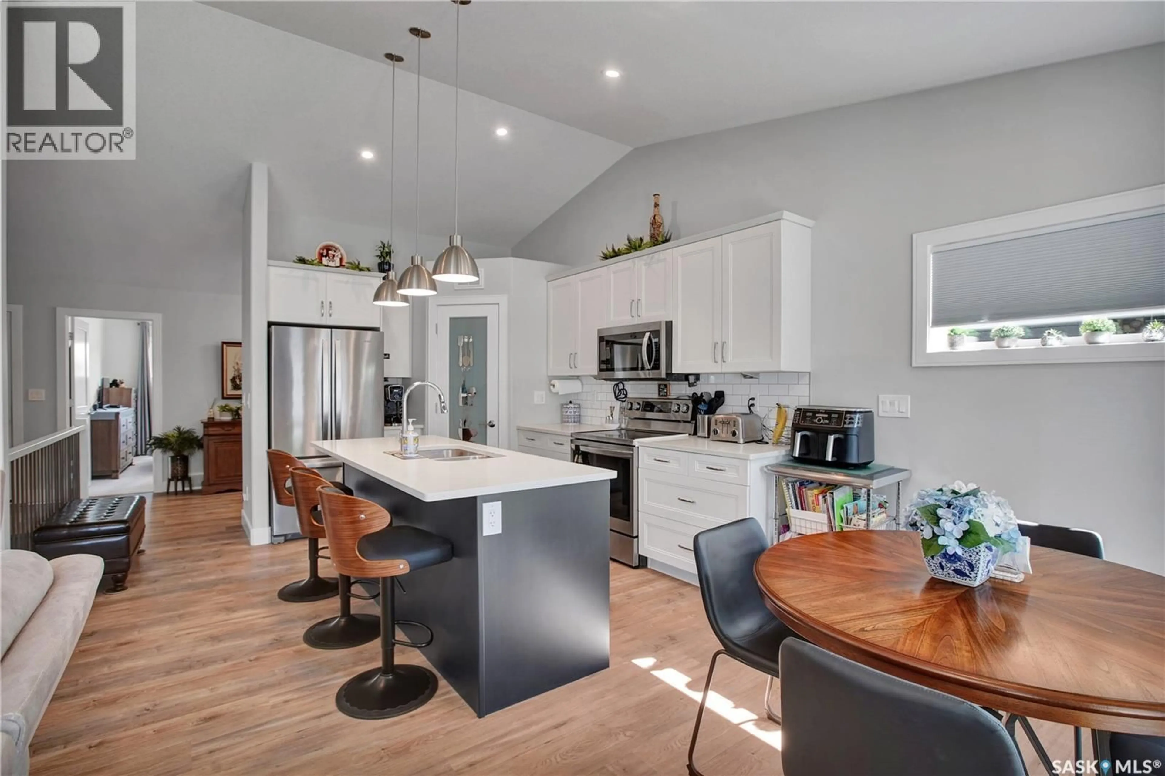 Open concept kitchen, unknown for 4 437 PALMER CRESCENT, Warman Saskatchewan S0K4S1