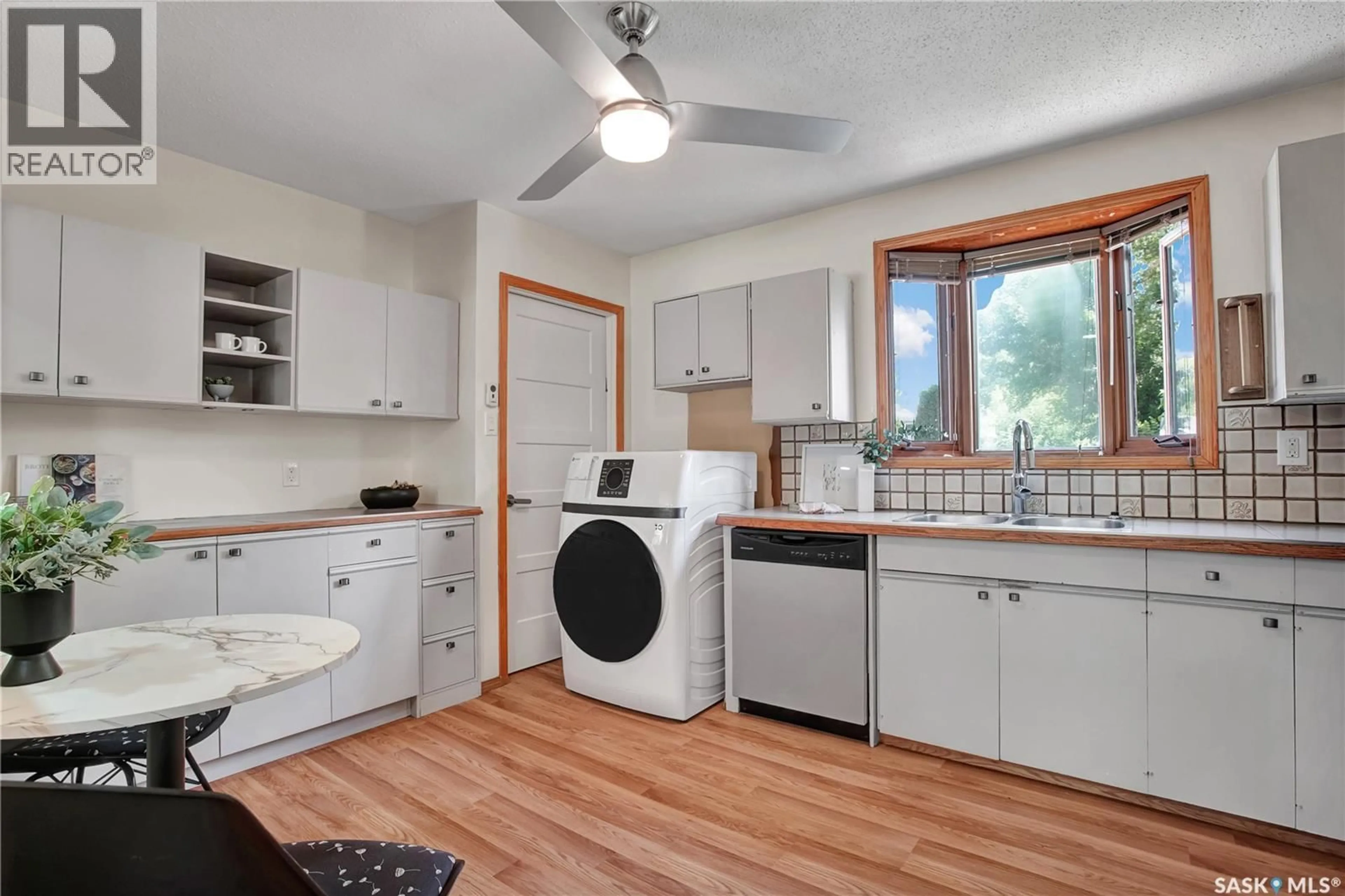 Kitchen with laundary machines, unknown for S - 2945 PRESTON AVENUE, Saskatoon Saskatchewan S7J2G8