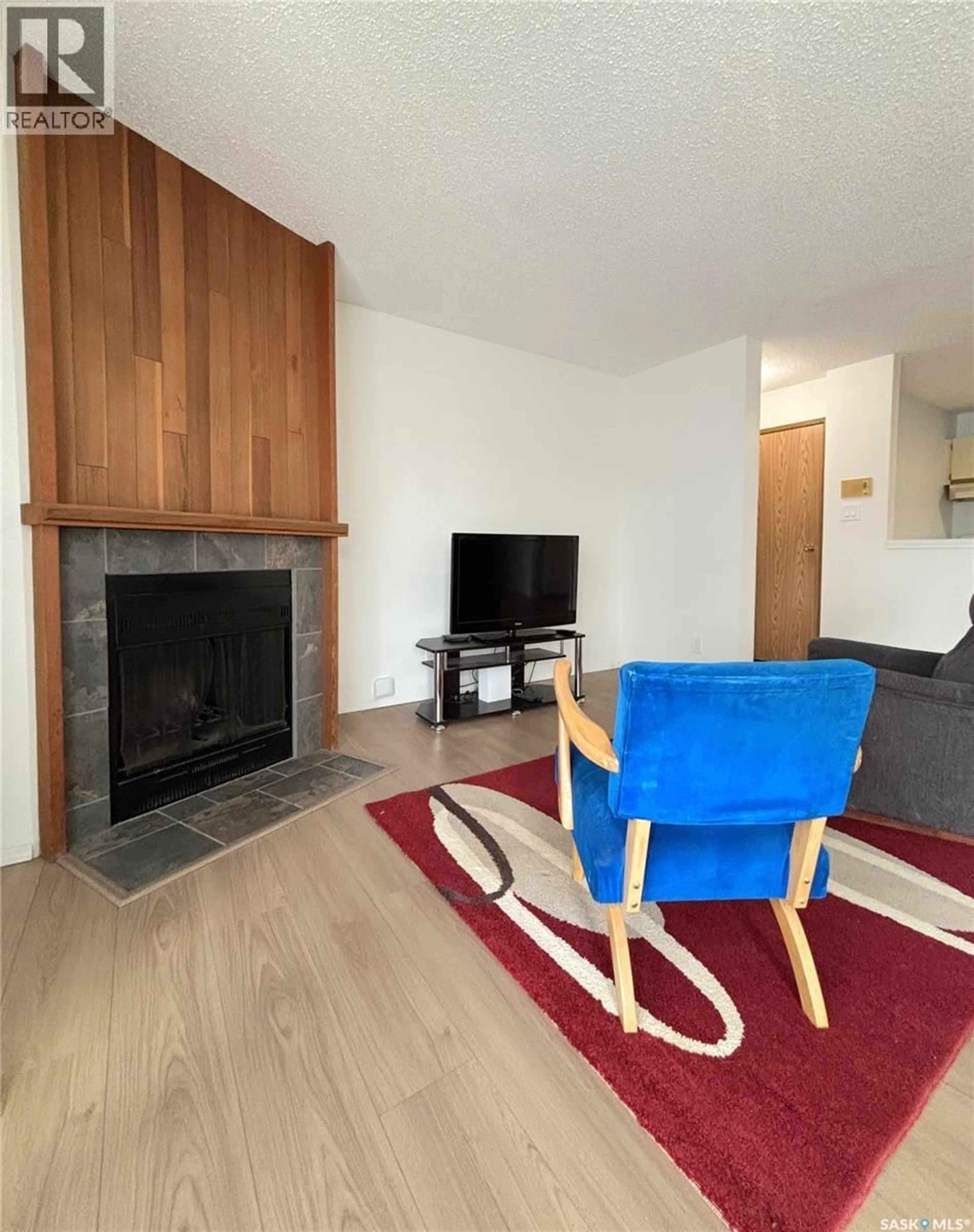 Living room with furniture, wood/laminate floor for 202 - 385 KINGSMERE BOULEVARD, Saskatoon Saskatchewan S7J4J6