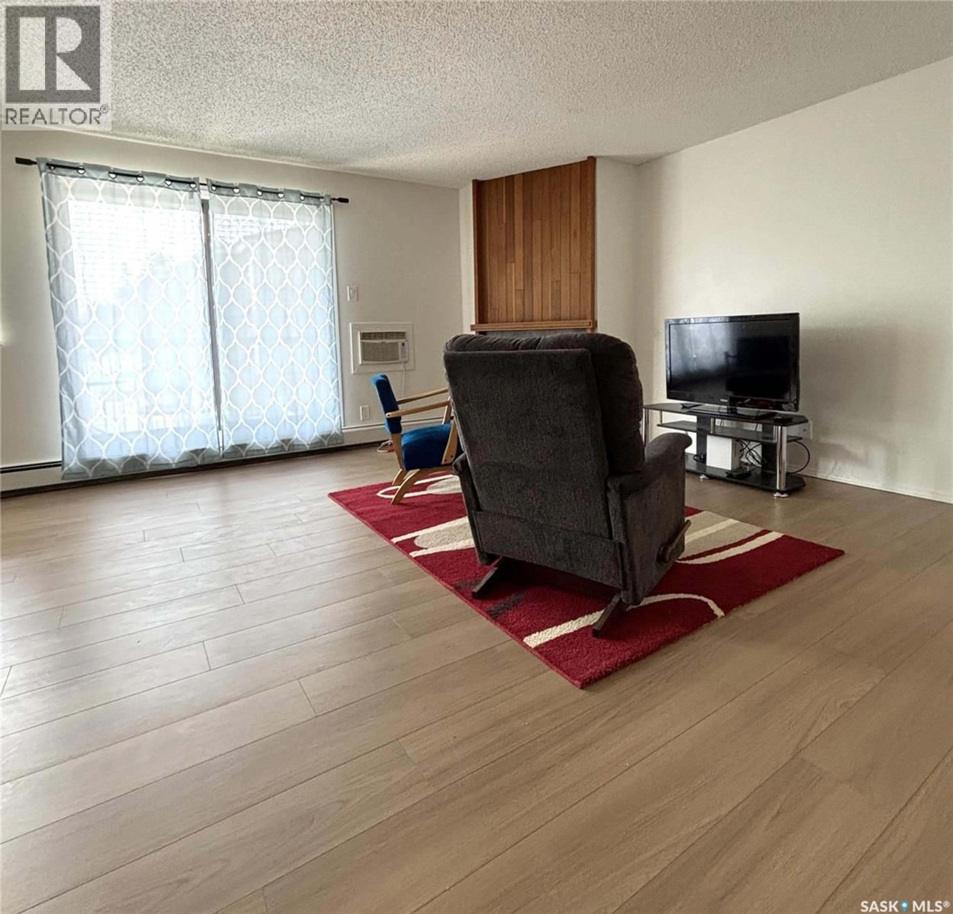 Living room with furniture, wood/laminate floor for 202 - 385 KINGSMERE BOULEVARD, Saskatoon Saskatchewan S7J4J6
