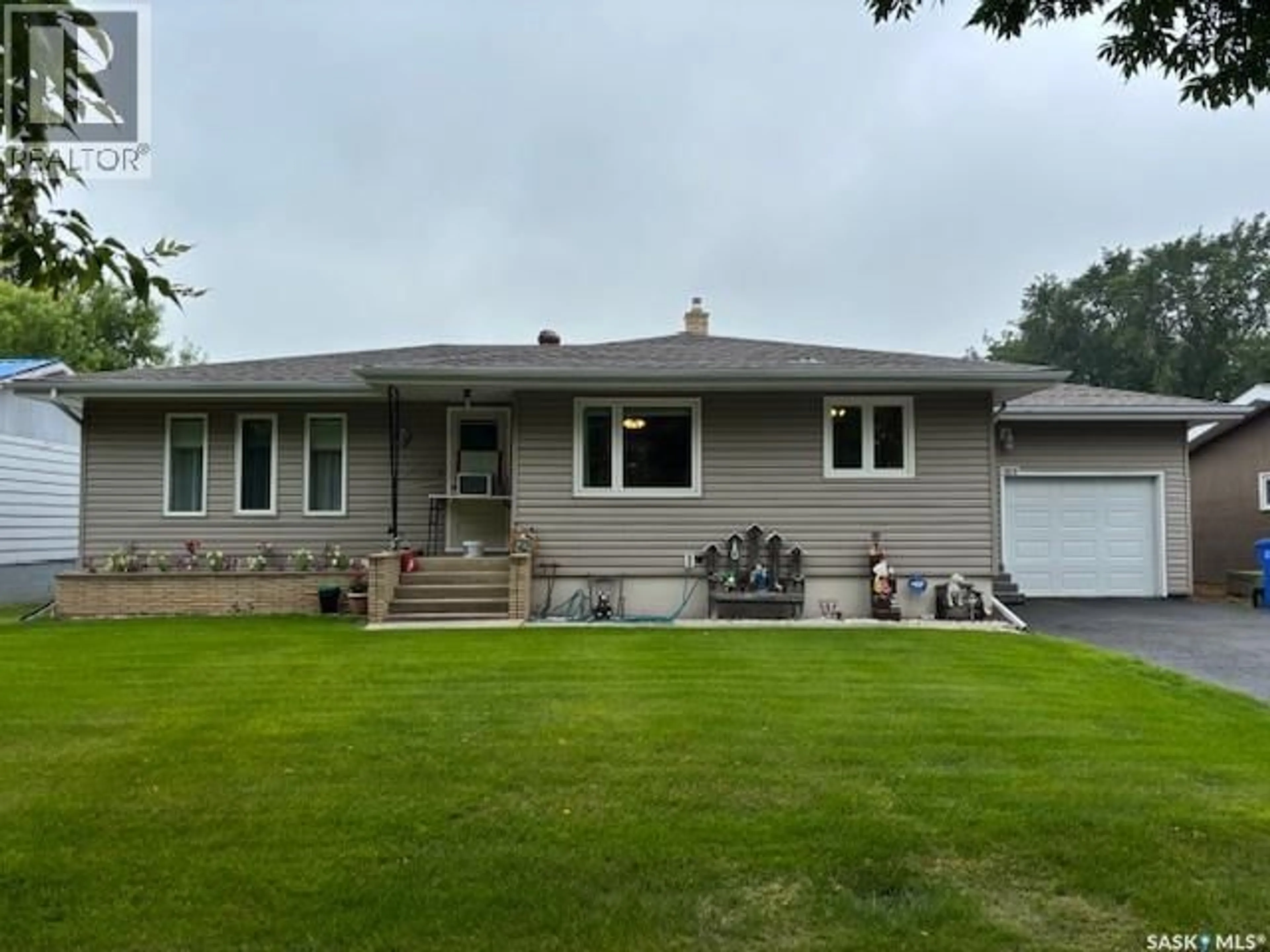 Home with vinyl exterior material, street for 1009 MAIN STREET, Canora Saskatchewan S0A0L0