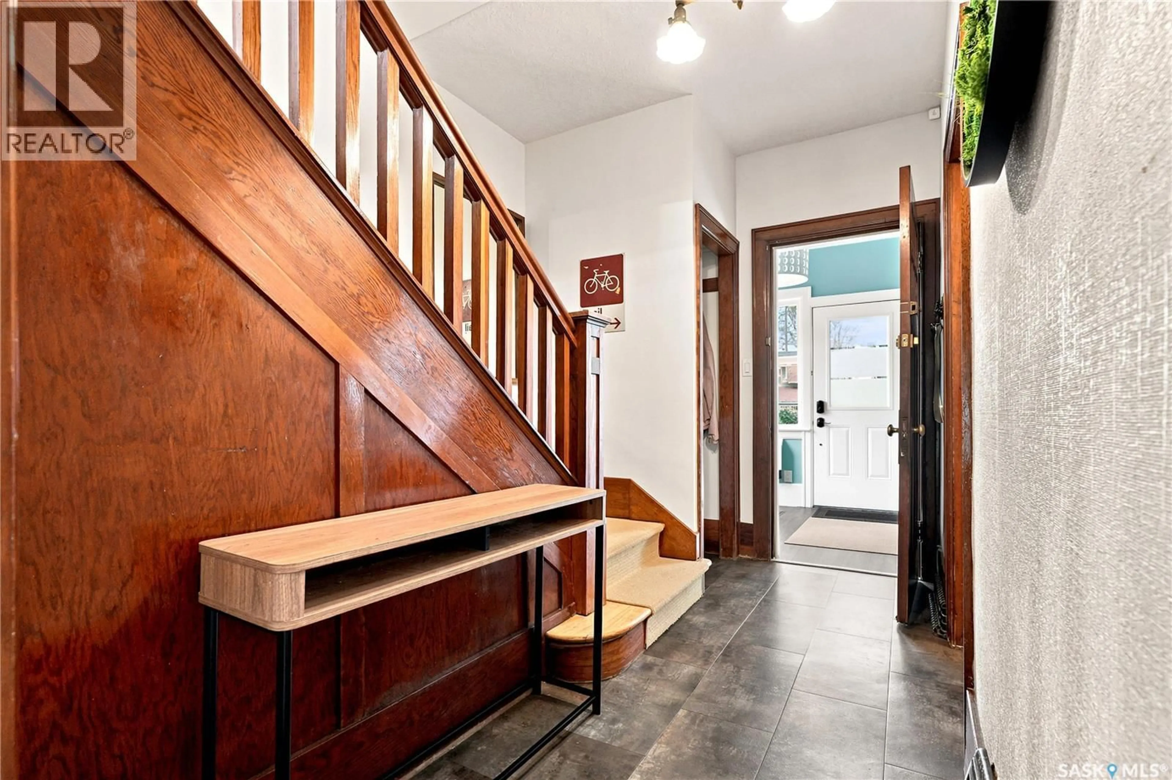 Indoor entryway for 616 RUSHOLME ROAD, Saskatoon Saskatchewan S7L0G7
