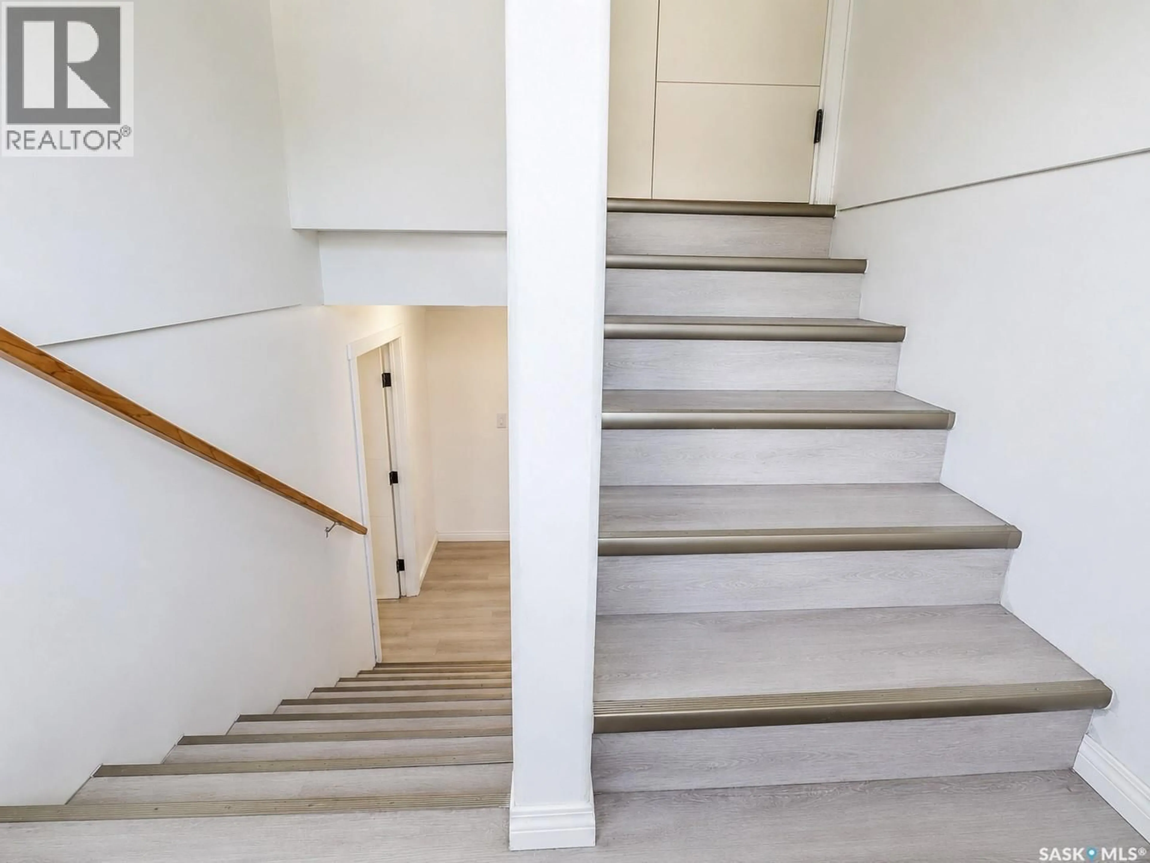Stairs for 2100 EDGAR STREET, Regina Saskatchewan S4N3K7