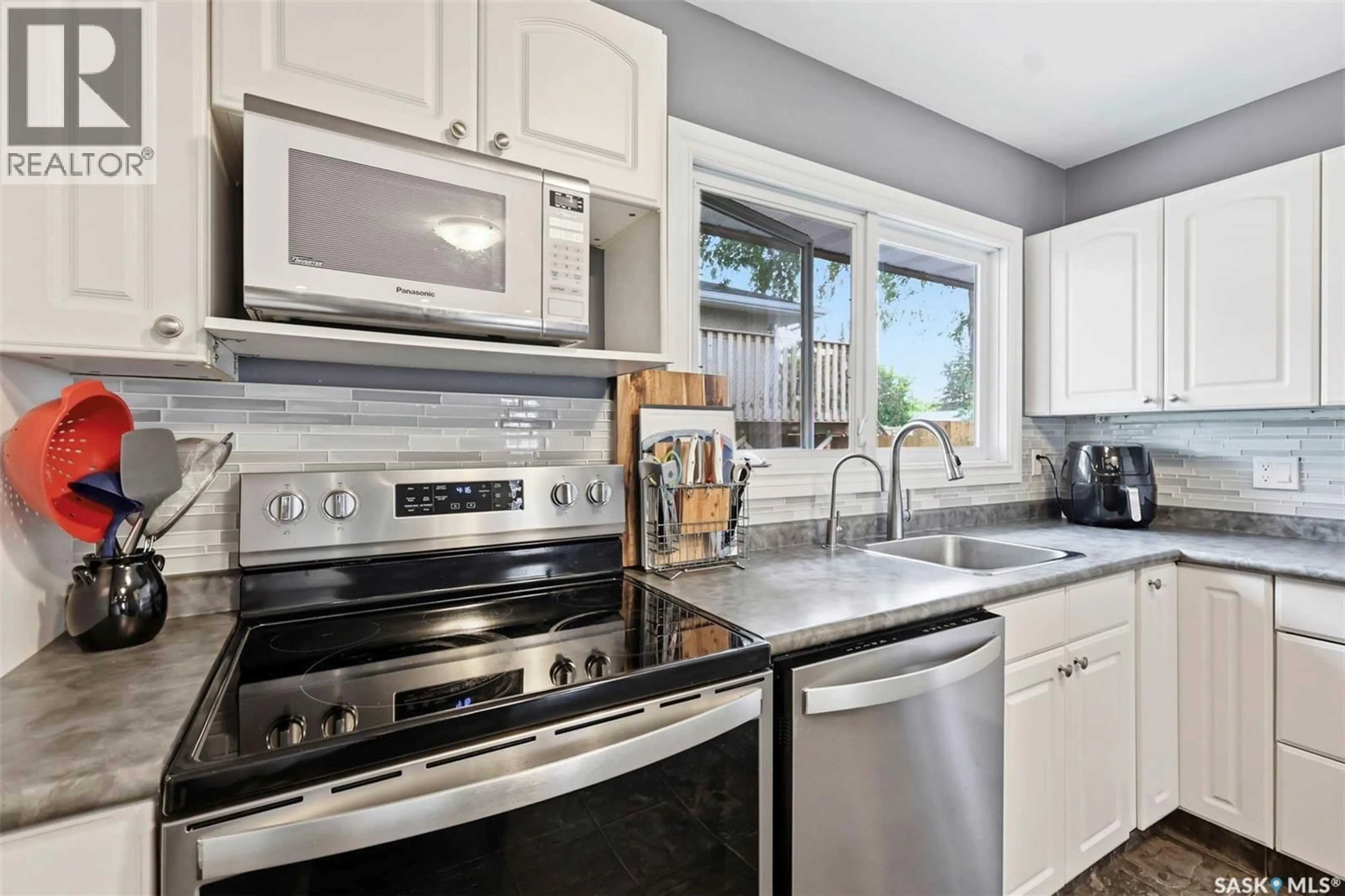 Standard kitchen, ceramic/tile floor for 917 S AVENUE N, Saskatoon Saskatchewan S7L3A7