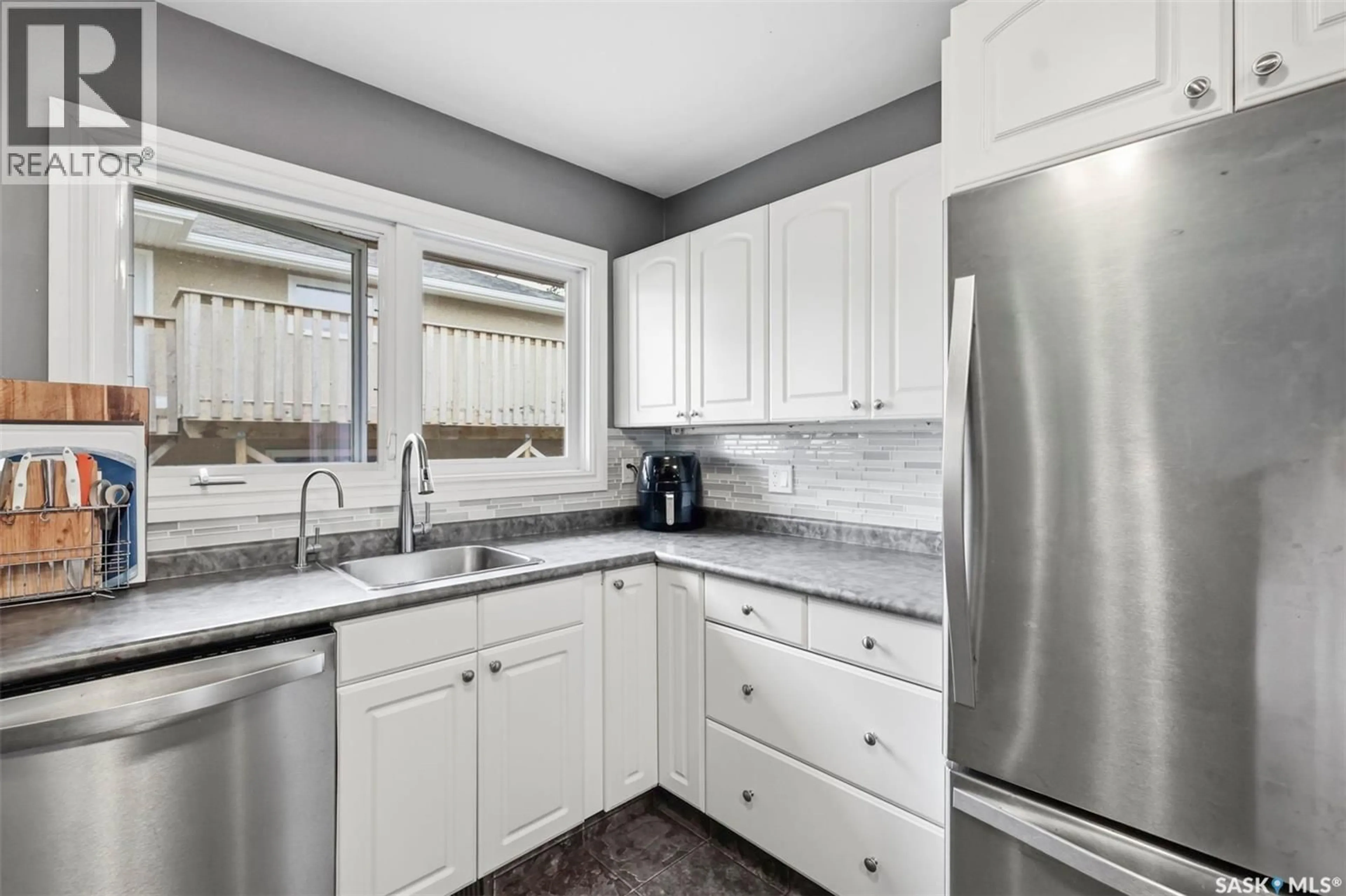 Standard kitchen, ceramic/tile floor for 917 S AVENUE N, Saskatoon Saskatchewan S7L3A7
