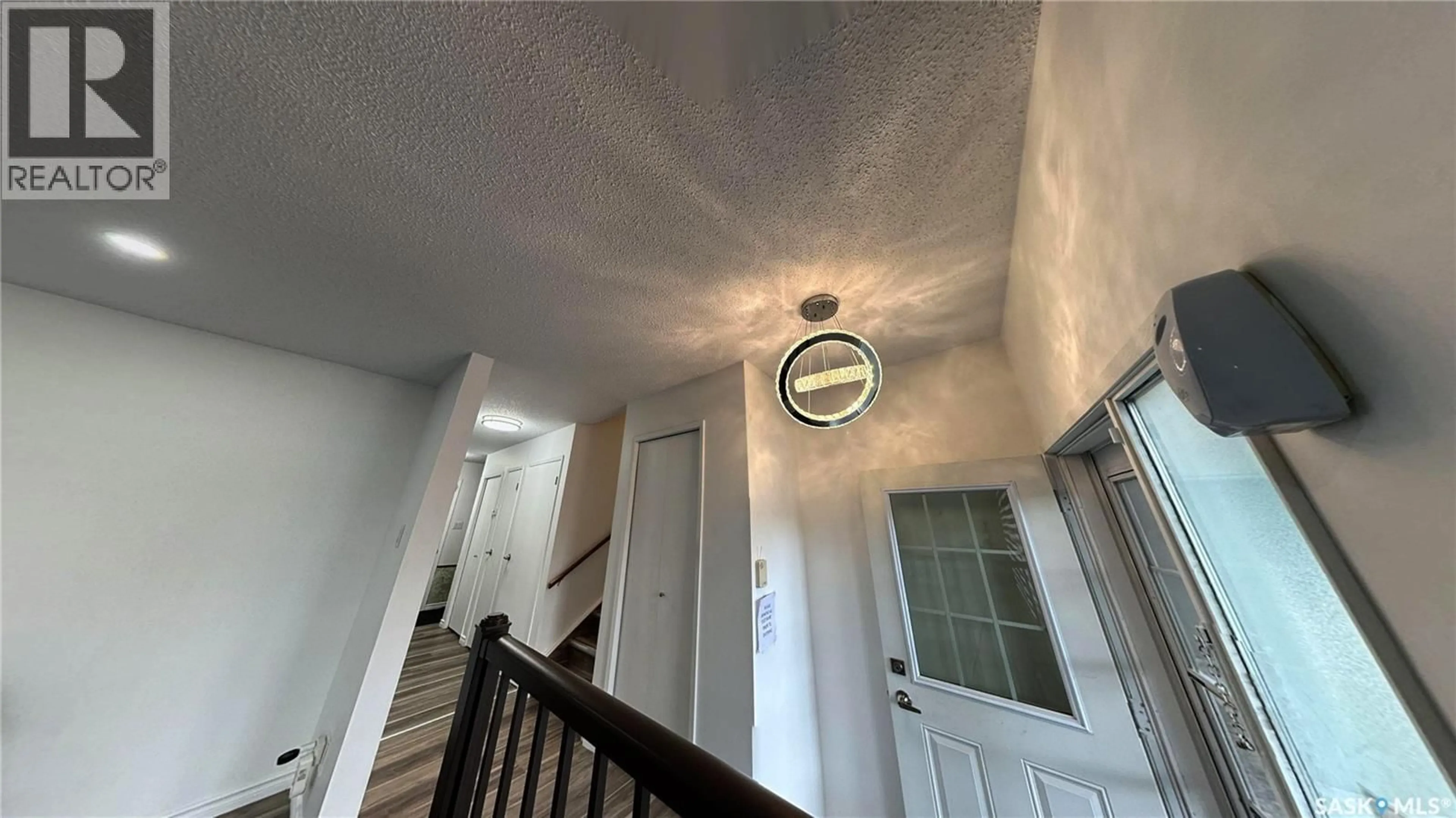 Indoor foyer for 2 MCDOUGALL CRESCENT, Saskatoon Saskatchewan S7L5C1