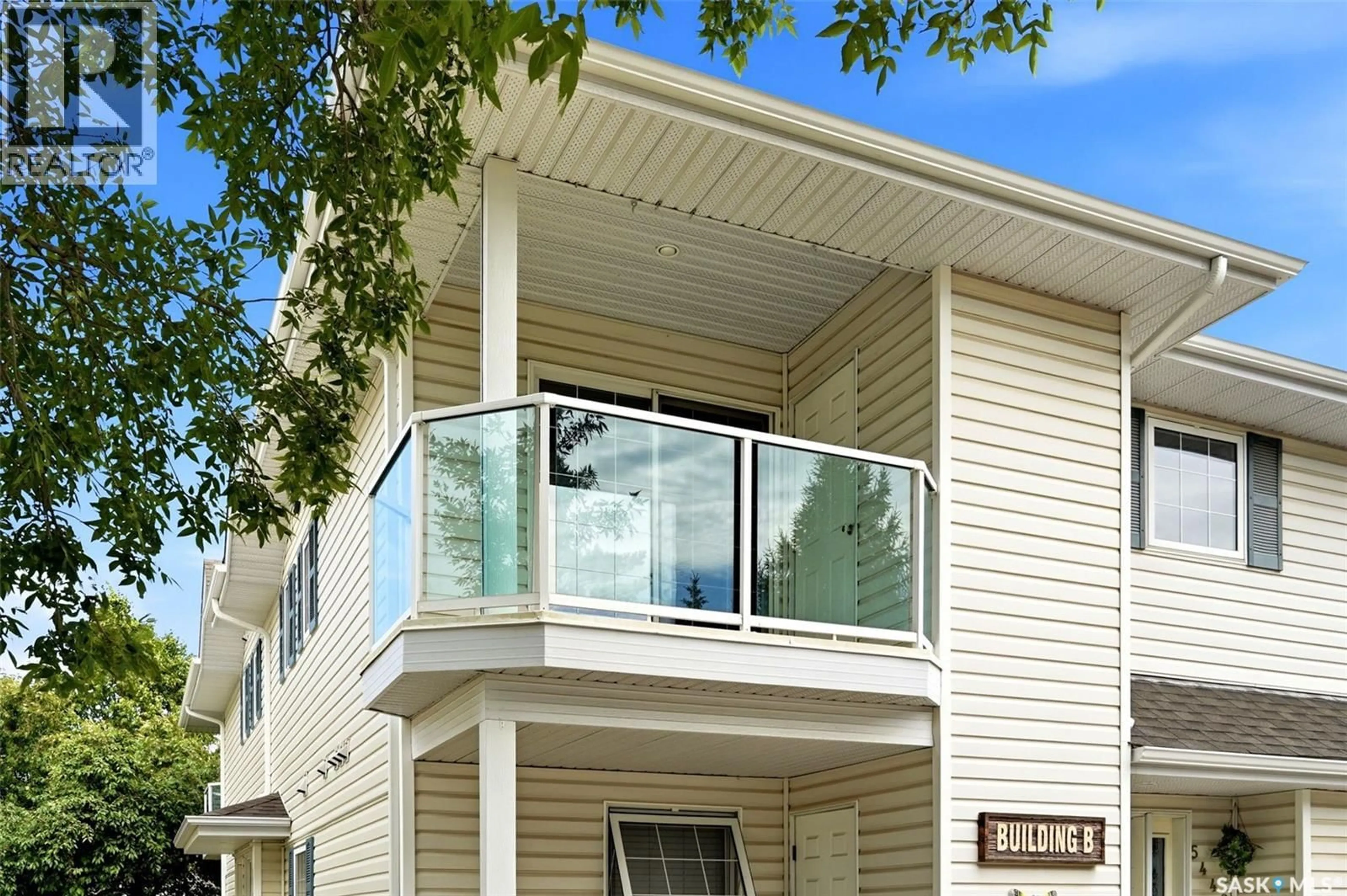 Home with vinyl exterior material, unknown for 5442 ROCHDALE BOULEVARD, Regina Saskatchewan S4X4P1
