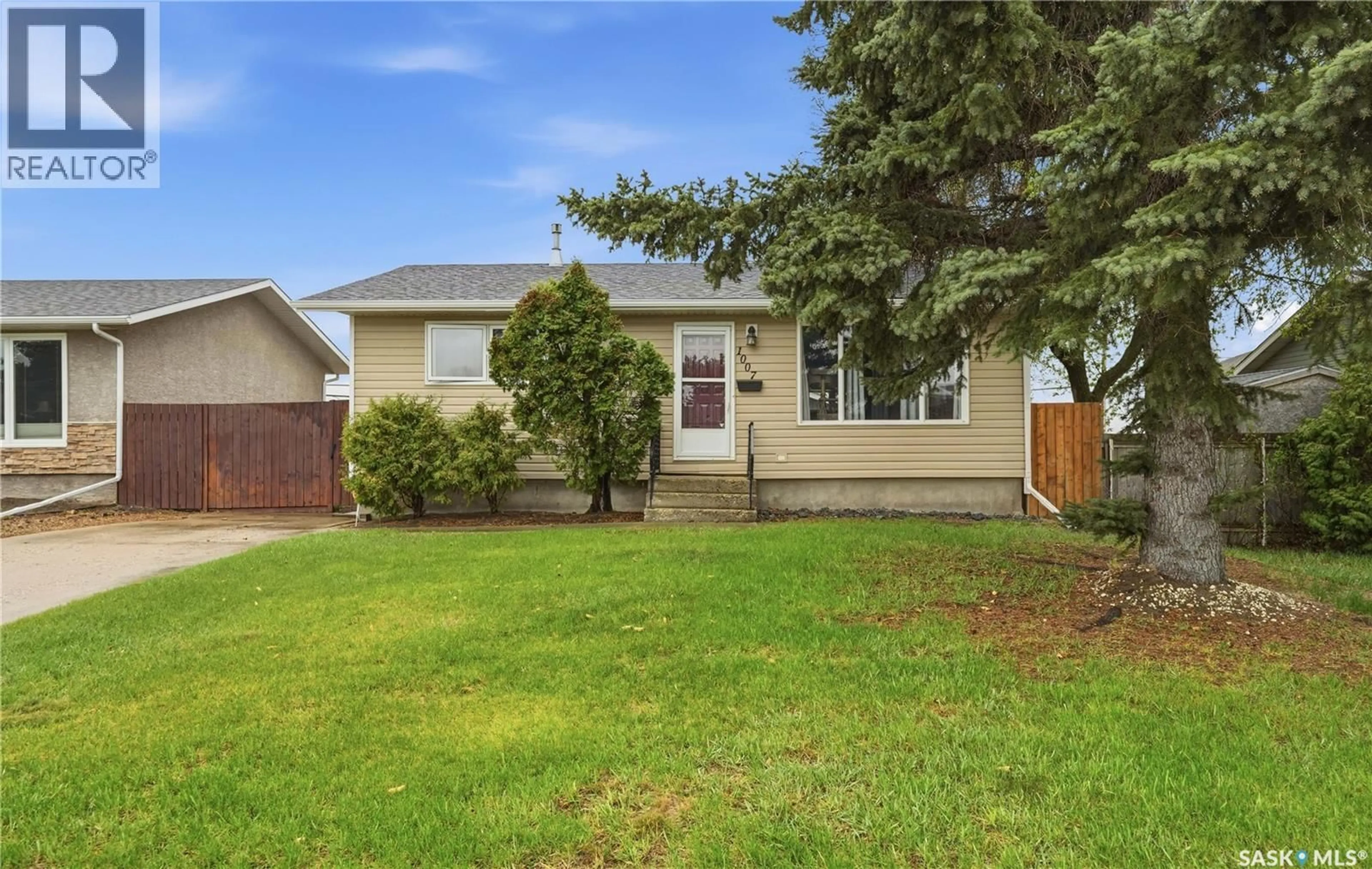 Home with vinyl exterior material, street for 1007 WARNER STREET, Moose Jaw Saskatchewan S6H5S6