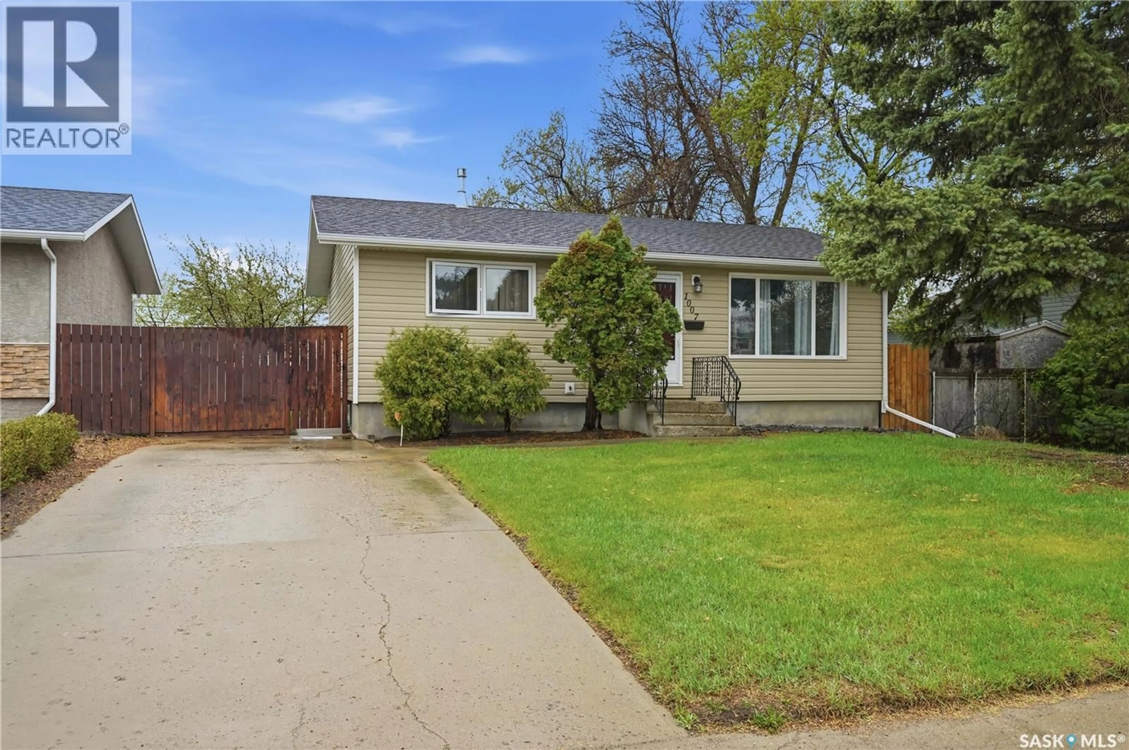 Home with vinyl exterior material, street for 1007 WARNER STREET, Moose Jaw Saskatchewan S6H5S6