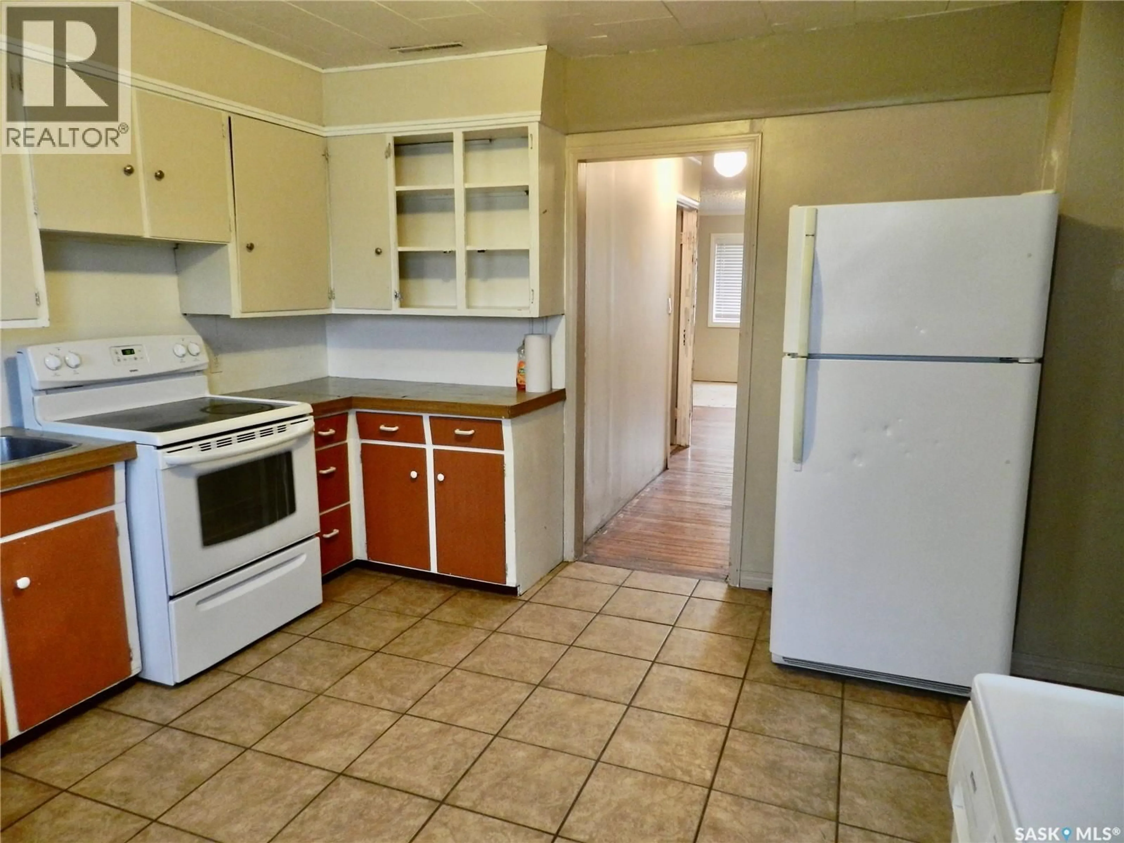 Standard kitchen, unknown for 1112 LILLOOET STREET, Moose Jaw Saskatchewan S6H5A3