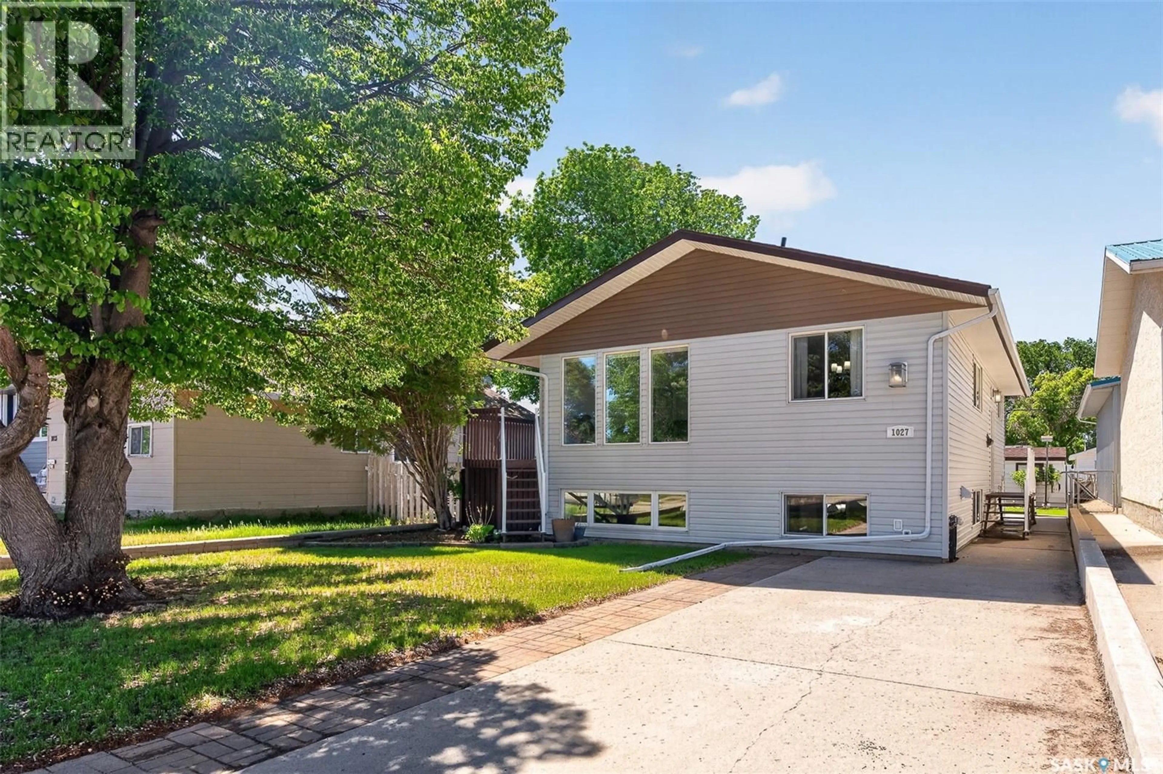 Home with vinyl exterior material, street for 1027 VAUGHAN STREET, Moose Jaw Saskatchewan S6H5P1