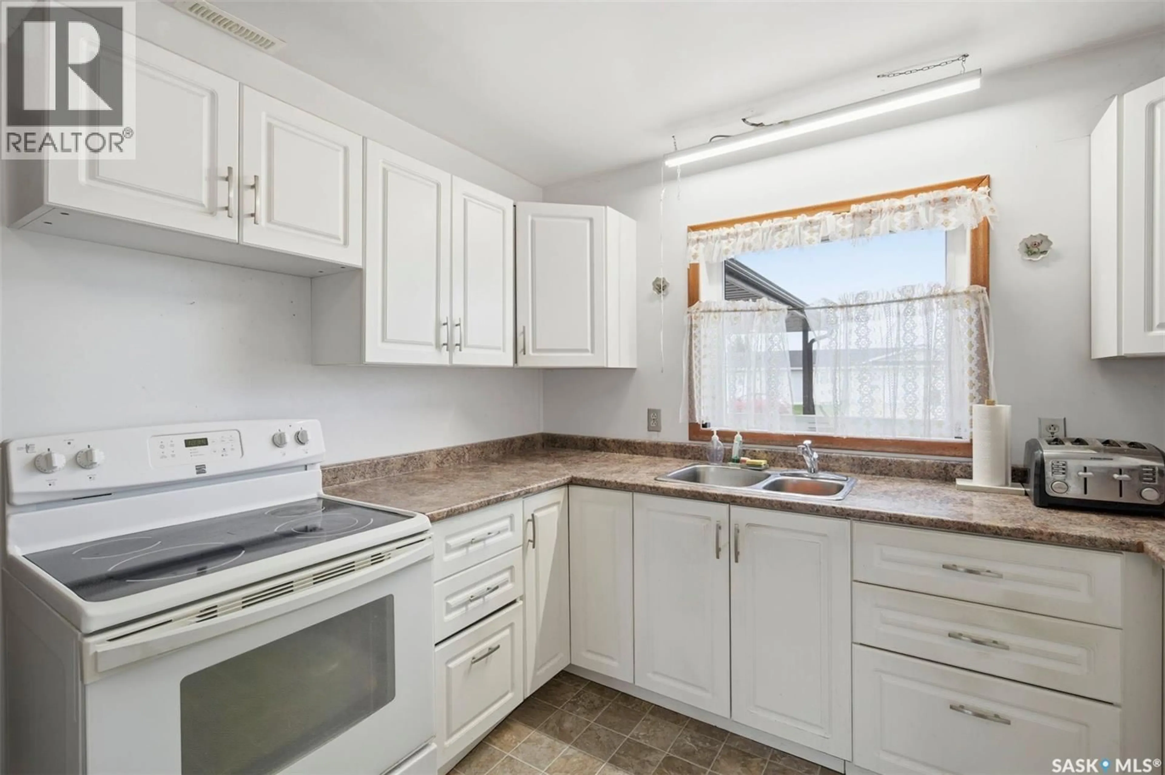Standard kitchen, unknown for 525 KIRBY STREET, Bruno Saskatchewan S0K0S0