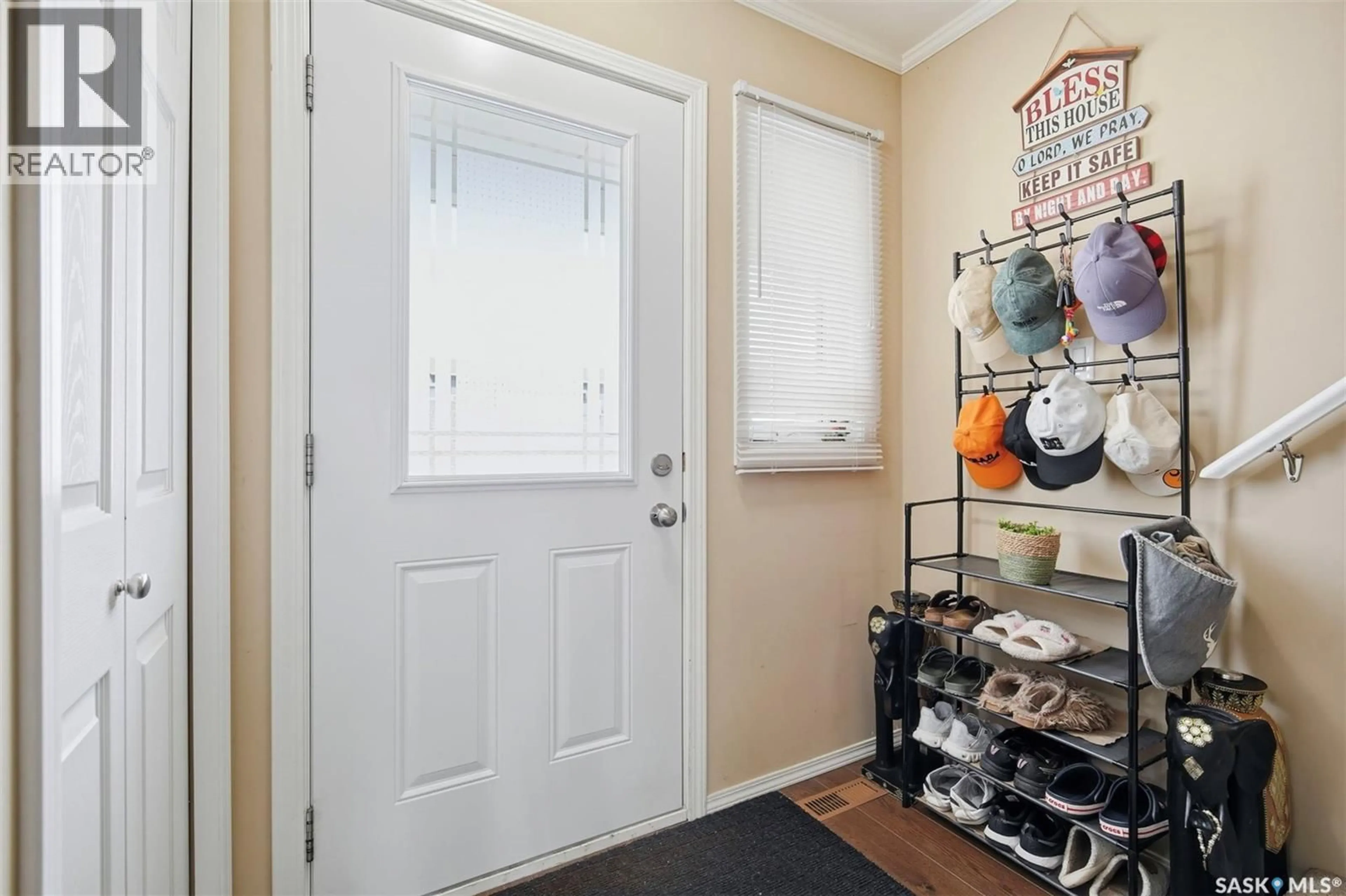Indoor entryway for 225 - 406 HASSARD CLOSE, Saskatoon Saskatchewan S7L2W8