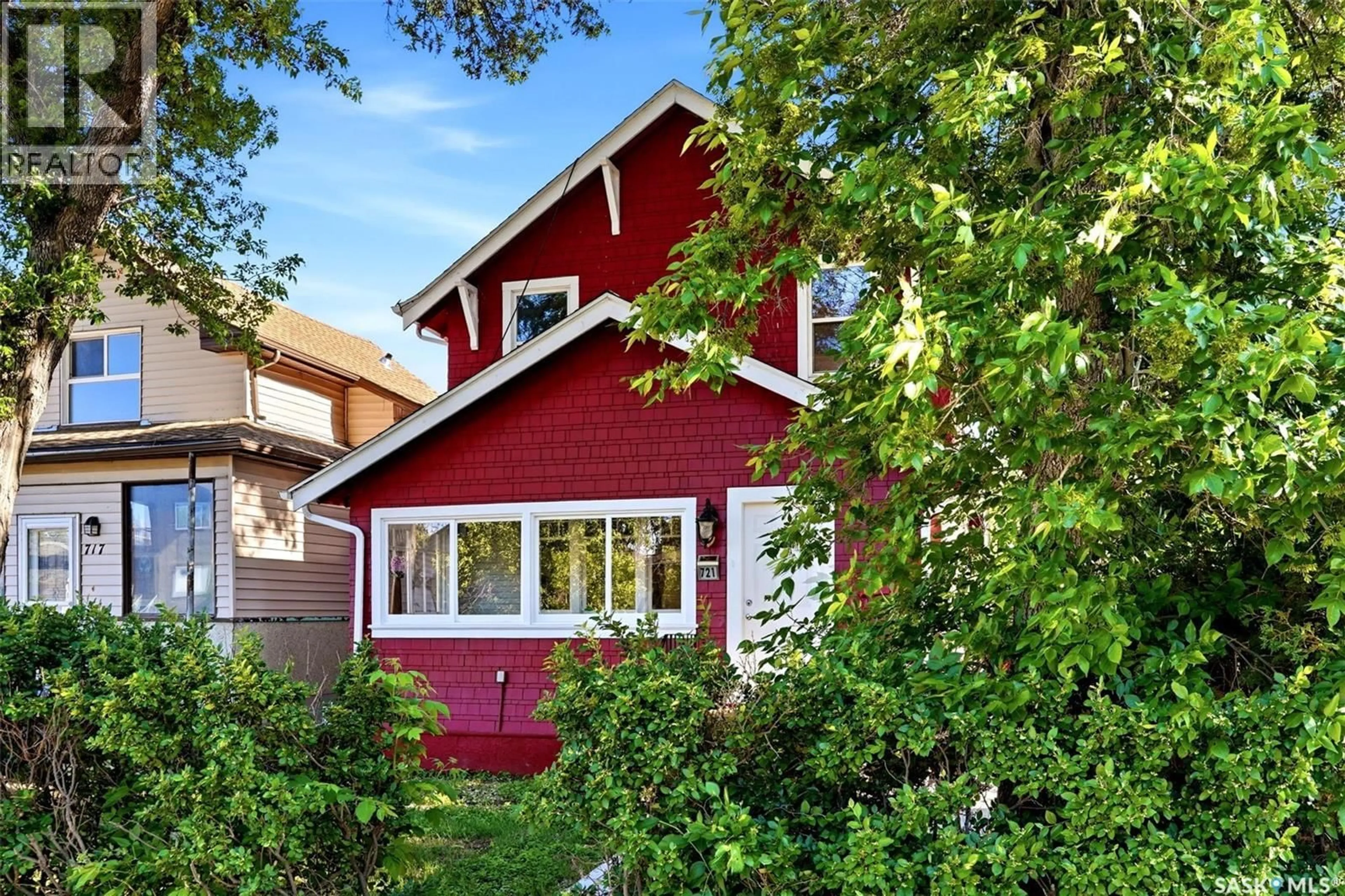 Home with vinyl exterior material, street for 721 COLLEGE AVENUE, Regina Saskatchewan S4N0X8