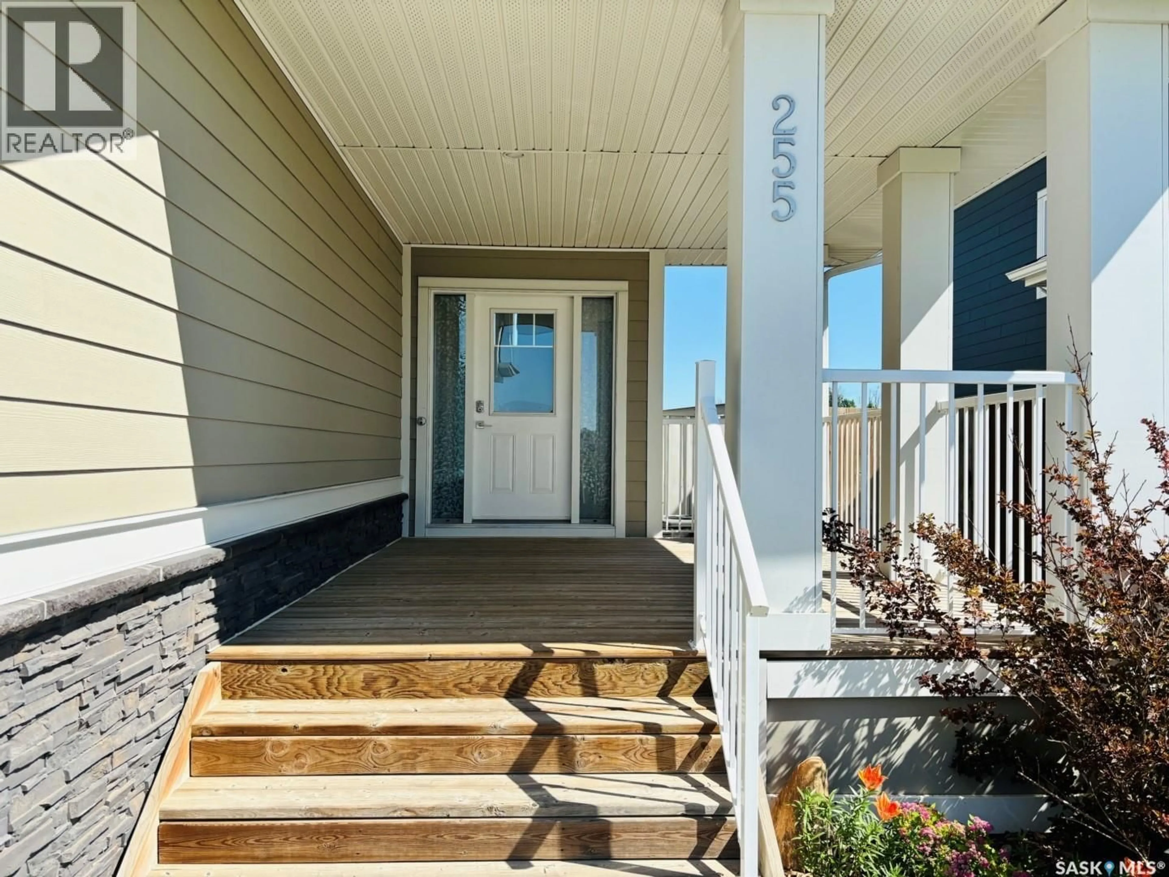 Indoor entryway for 255 EATON CRESCENT, Saskatoon Saskatchewan S7V0H4