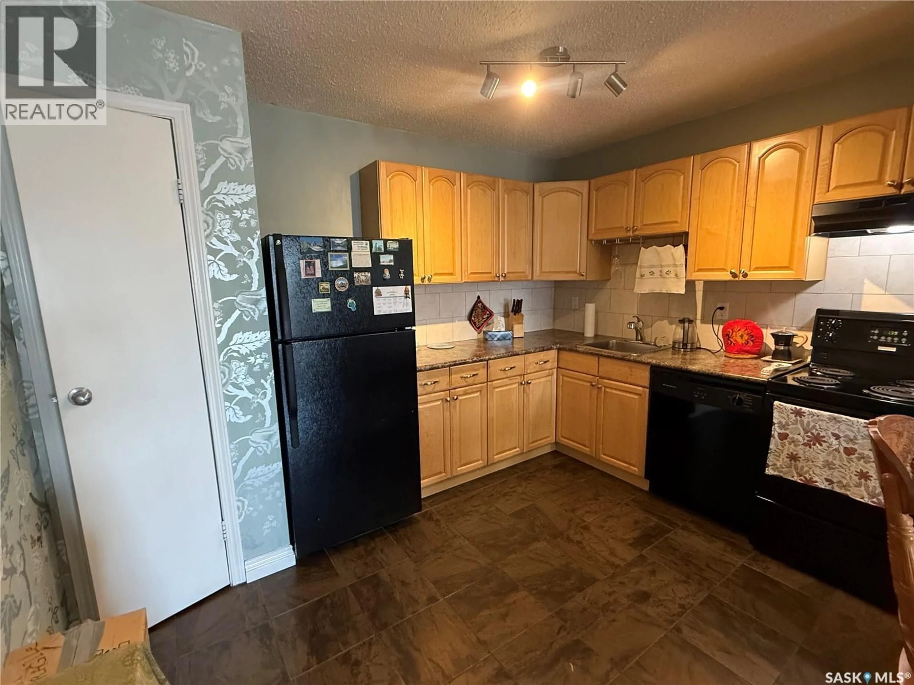 Standard kitchen, unknown for S - 403 522 X AVENUE, Saskatoon Saskatchewan S7M4X9