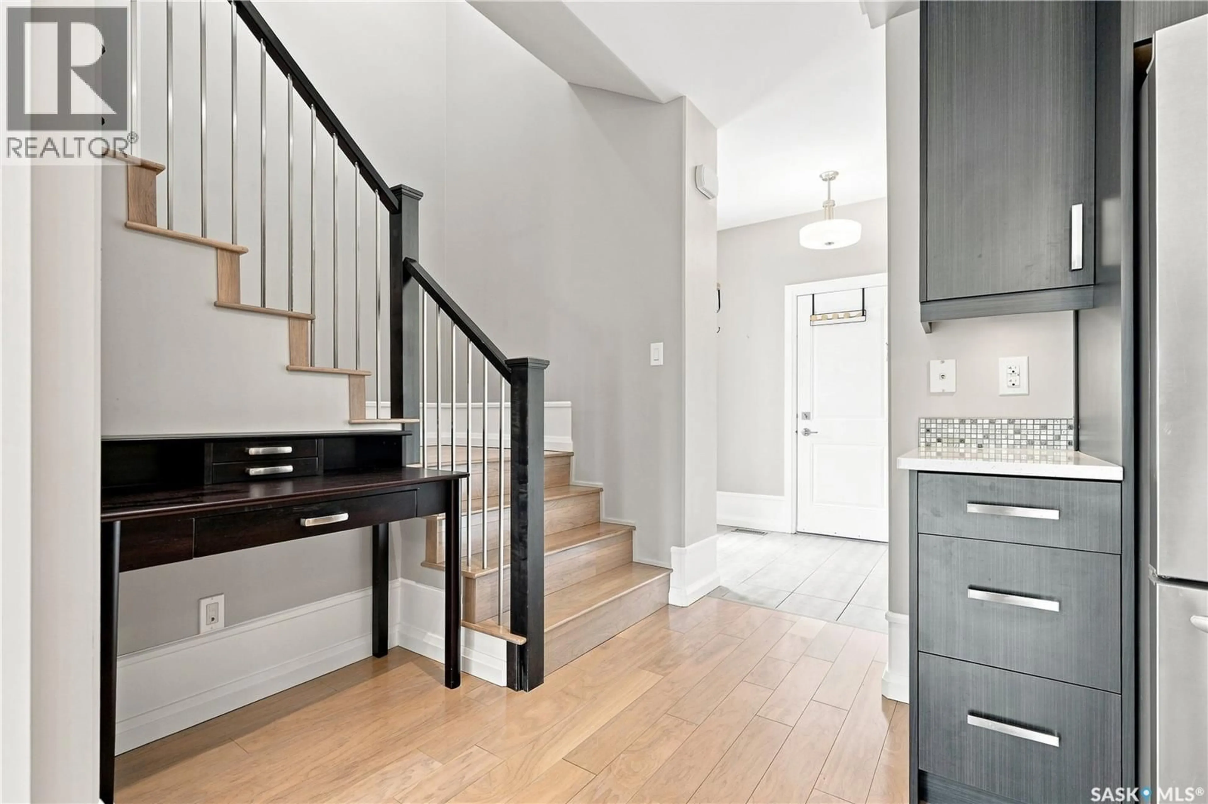 Indoor entryway for 1623 BROADWAY AVENUE, Saskatoon Saskatchewan S7H2B2