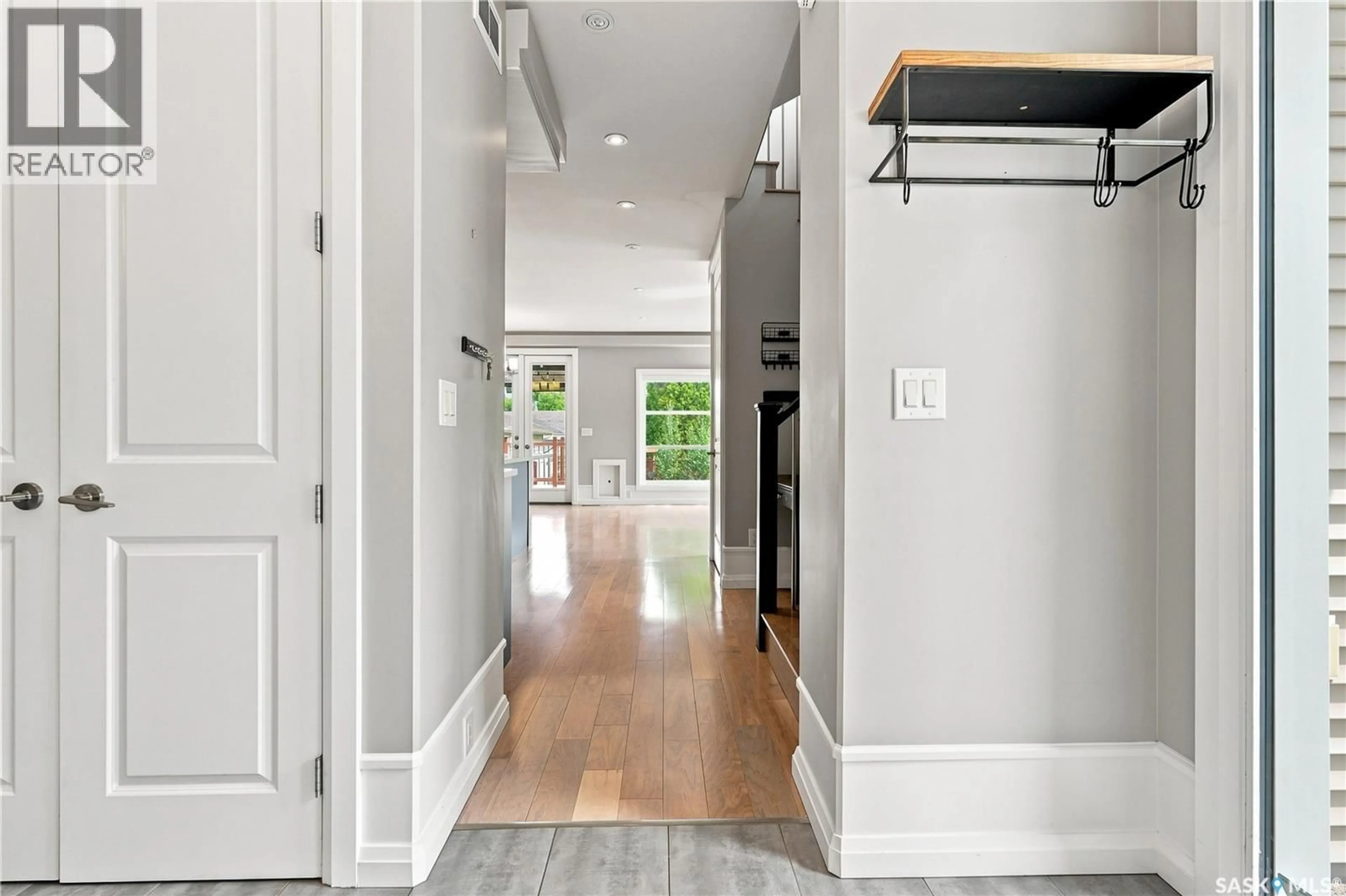 Indoor entryway for 1623 BROADWAY AVENUE, Saskatoon Saskatchewan S7H2B2