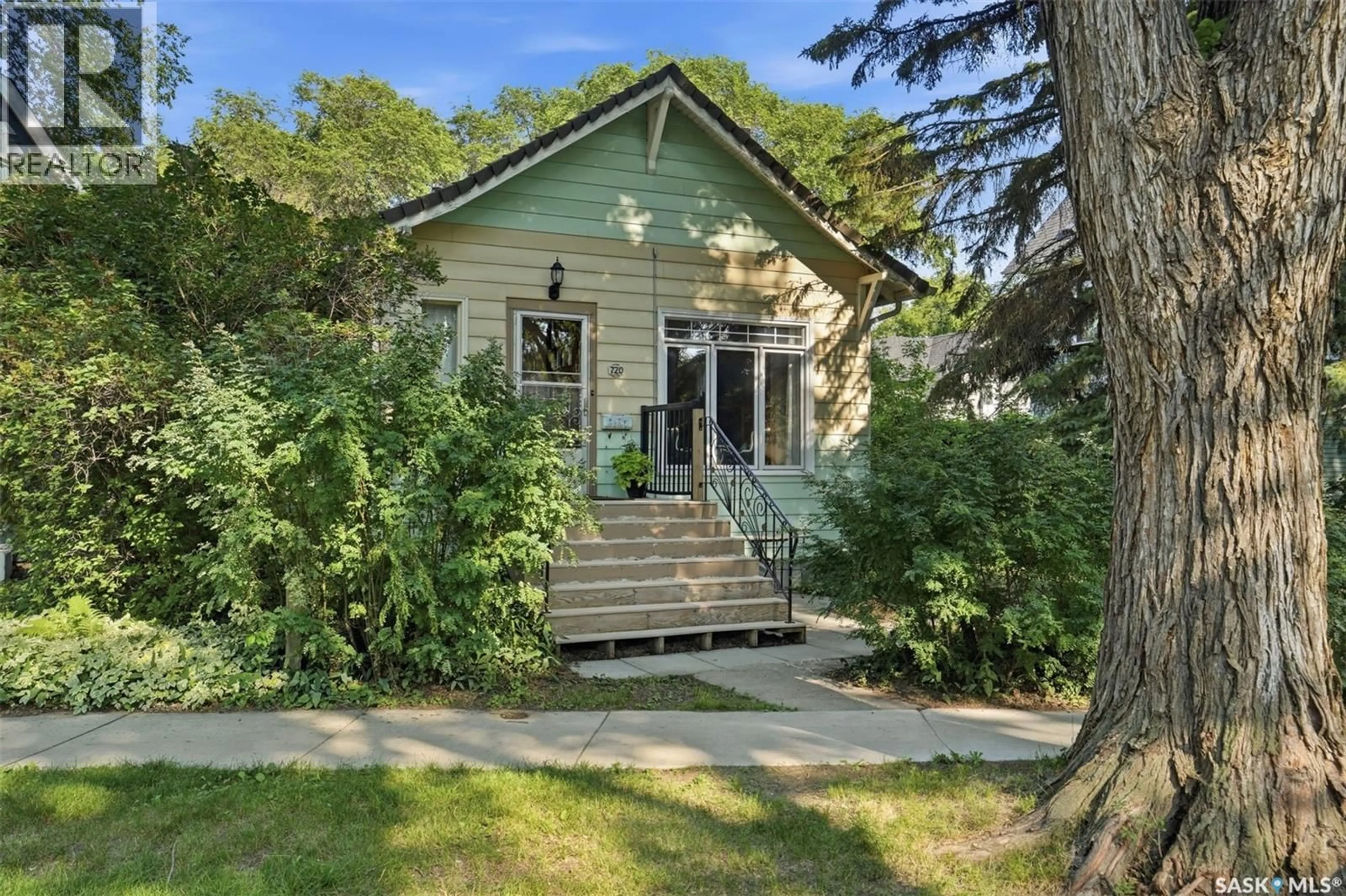 Patio, street for 720 TEMPERANCE STREET, Saskatoon Saskatchewan S7N0M7
