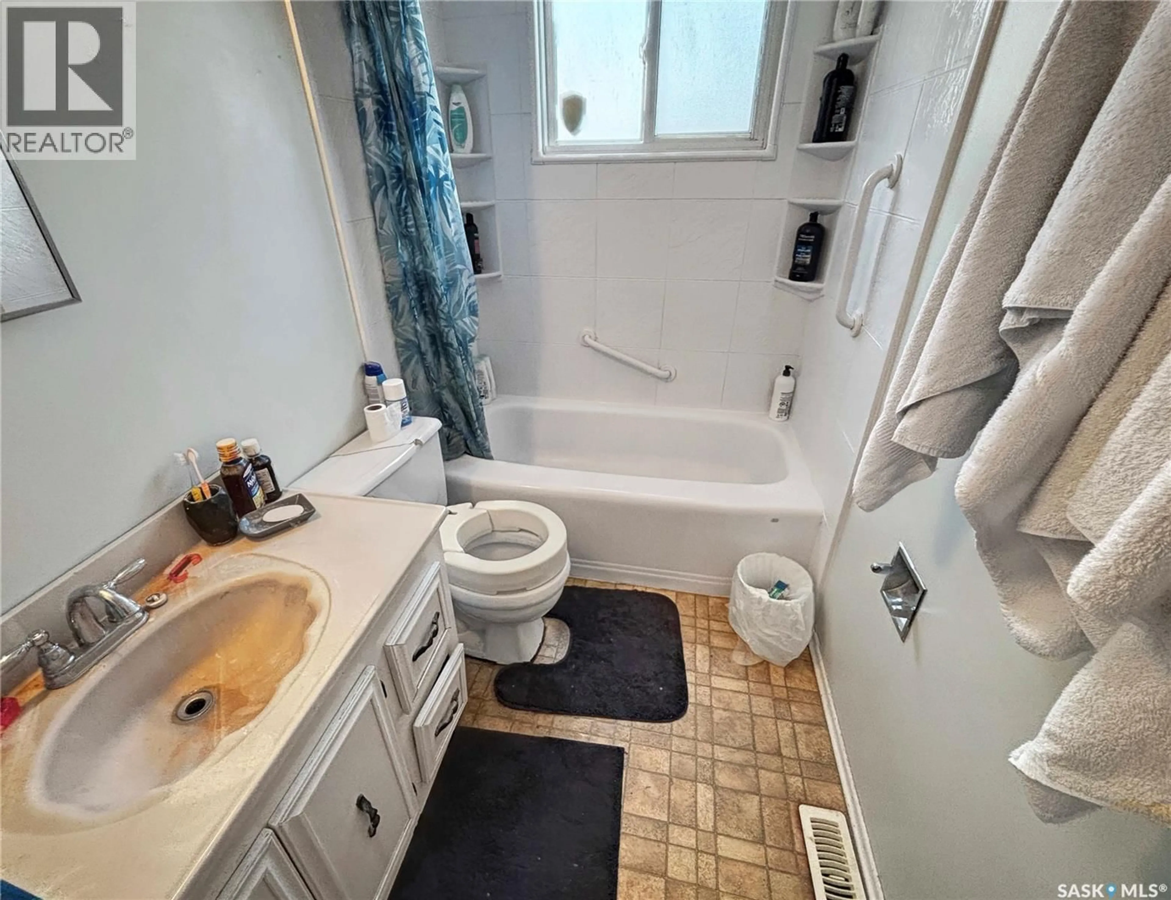 Standard bathroom, ceramic/tile floor for 3223 MAXWELL STREET, Saskatoon Saskatchewan S7L3Y1