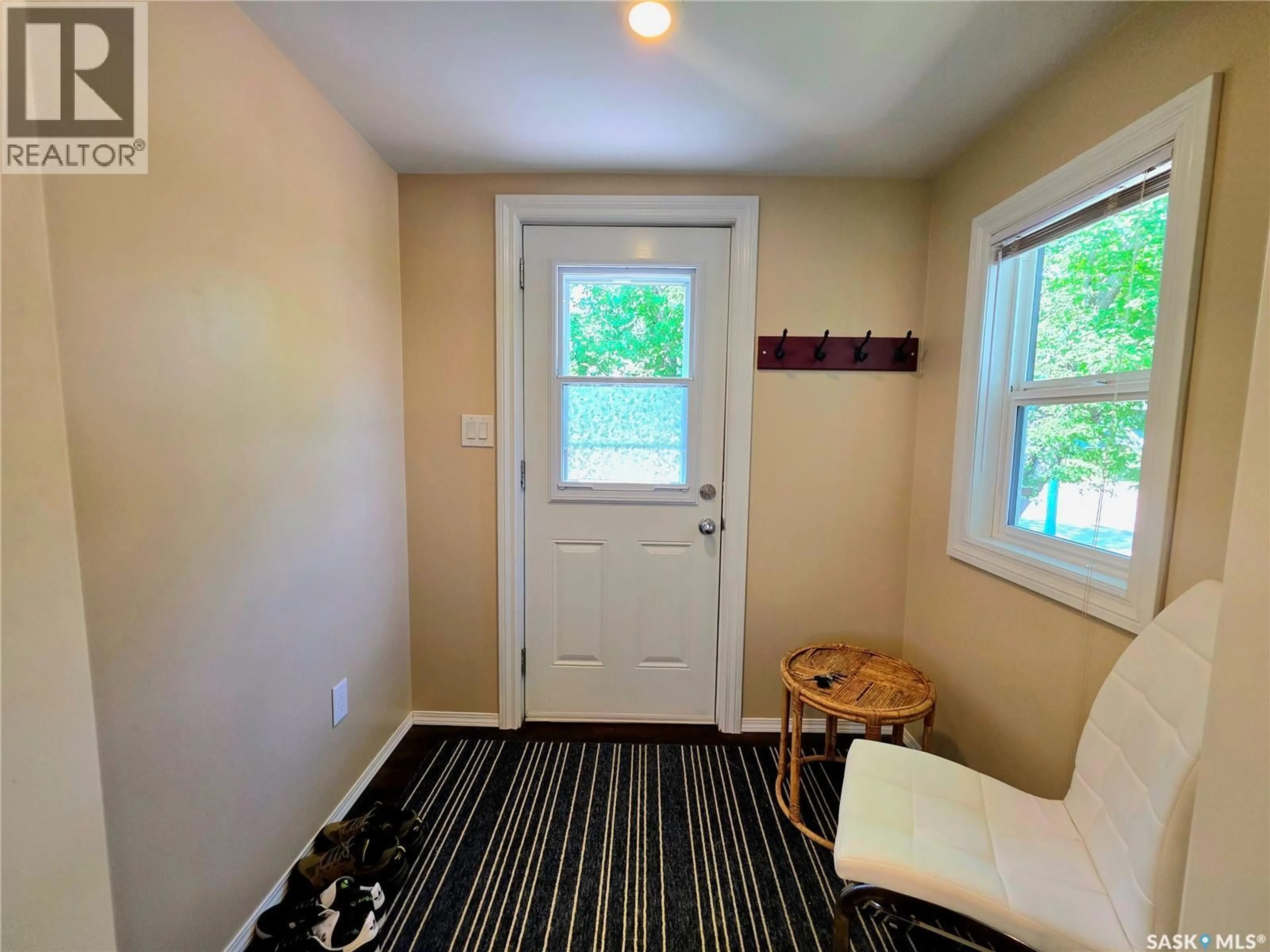 Indoor entryway for 802 O AVENUE, Saskatoon Saskatchewan S7M2S7